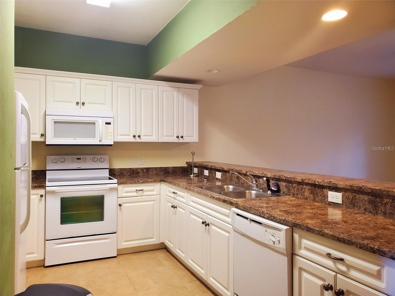 Kitchen (green color is gone now) - 1561 NW 29TH RD #8, GAINESVILLE