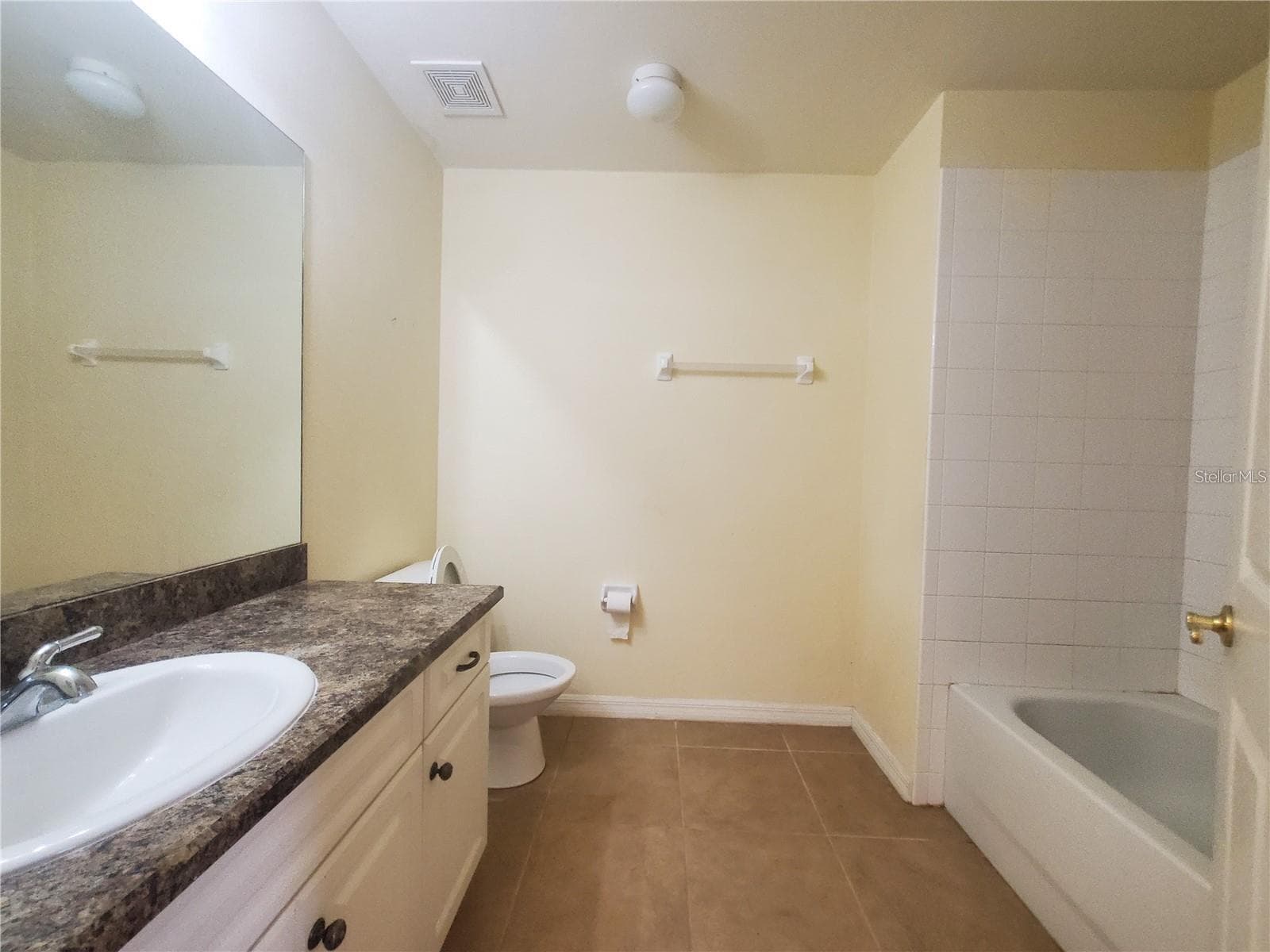 Upstairs large full bathroom - 1561 NW 29TH RD #8, GAINESVILLE