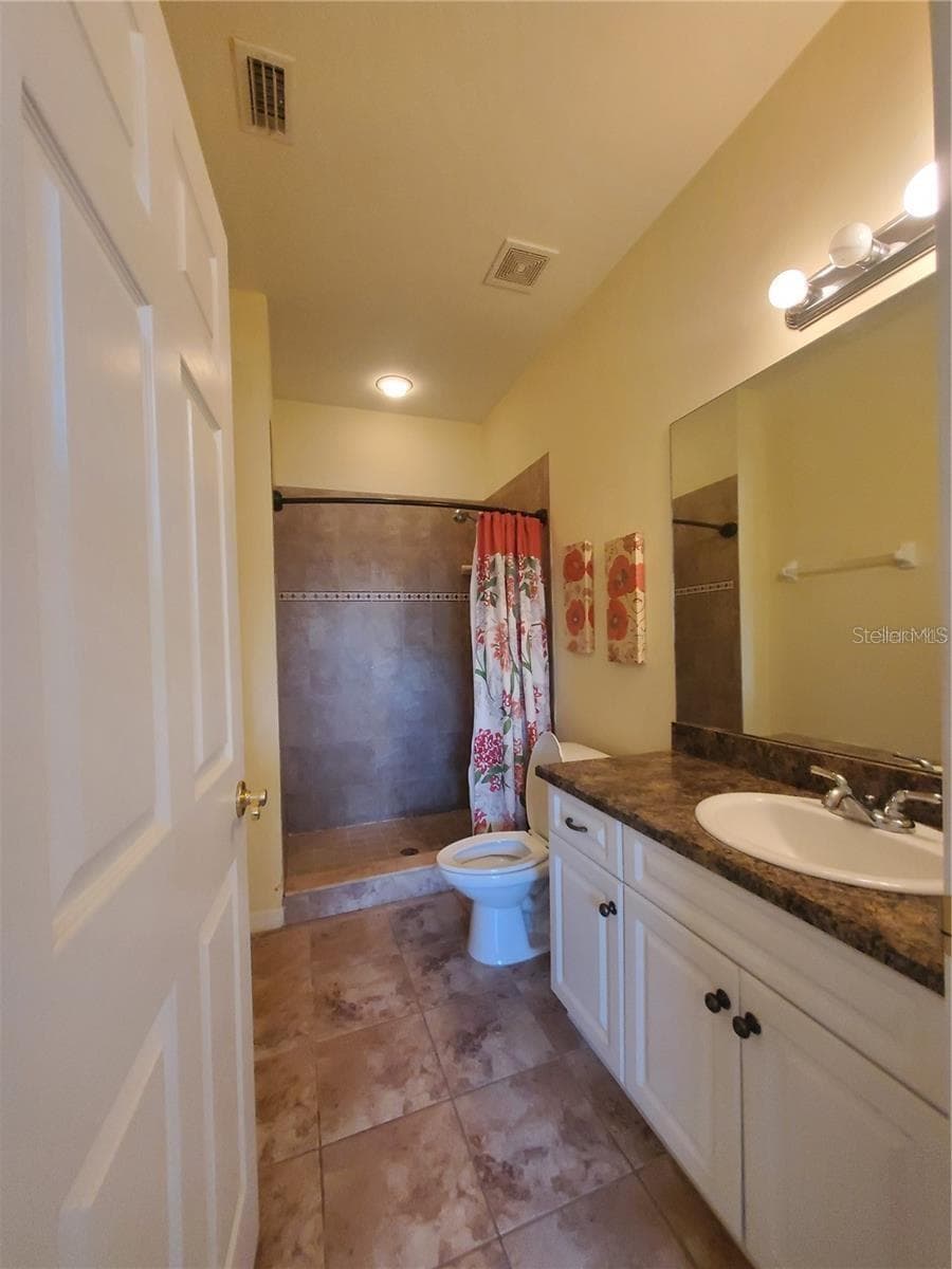 Downstairs primary ensuite full bath - 1561 NW 29TH RD #8, GAINESVILLE