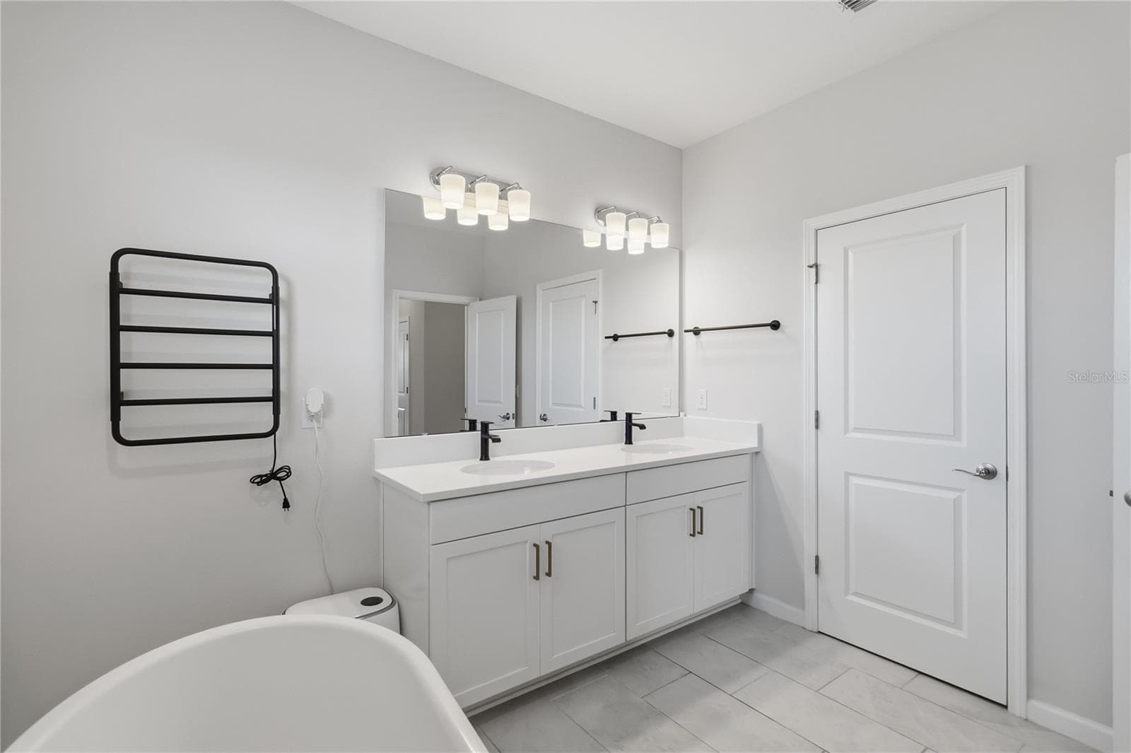 primary bathroom with dual sinks - 4519 LIONS GATE AVE, CLERMONT