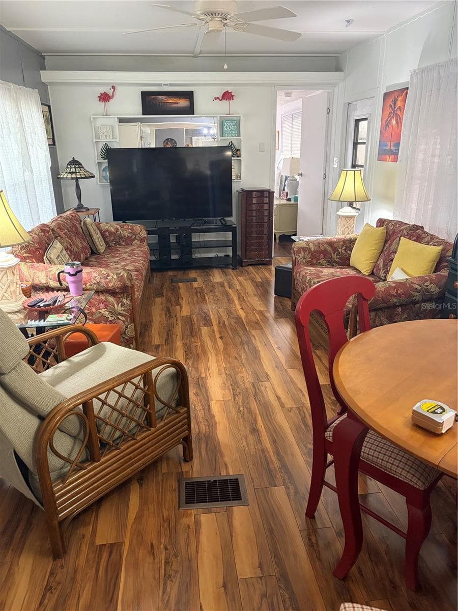 Open floor plan with plenty of seating. - 723 ROMA RD, VENICE