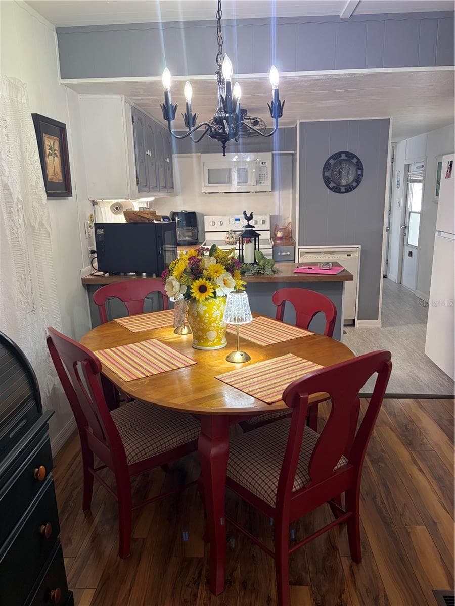Pleasant dining area. - 723 ROMA RD, VENICE
