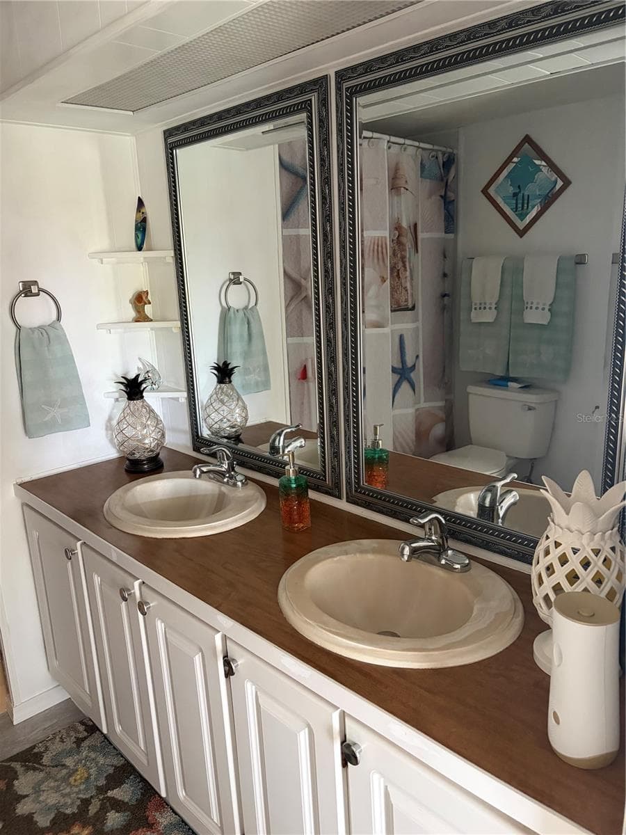 2nd bathroom with double sinks, tub and shower. - 723 ROMA RD, VENICE