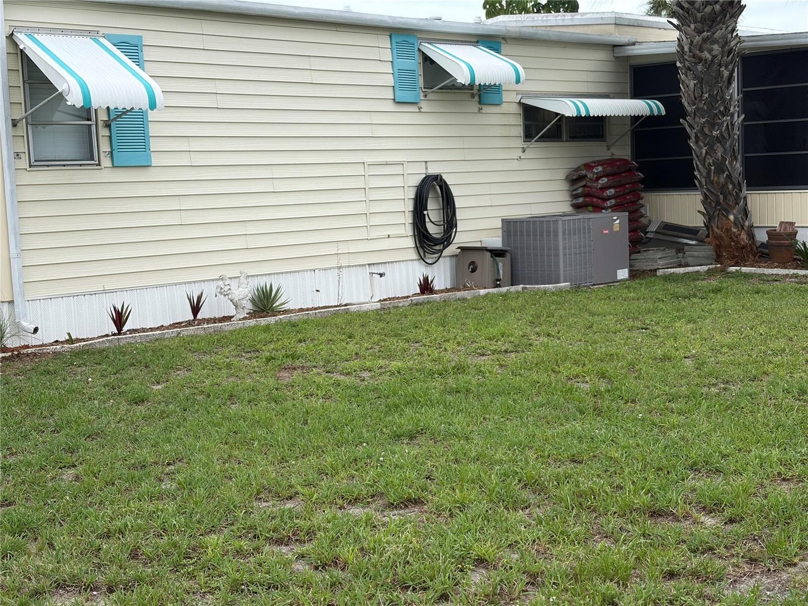 Large grassy yard on side of home. Growing room - 723 ROMA RD, VENICE