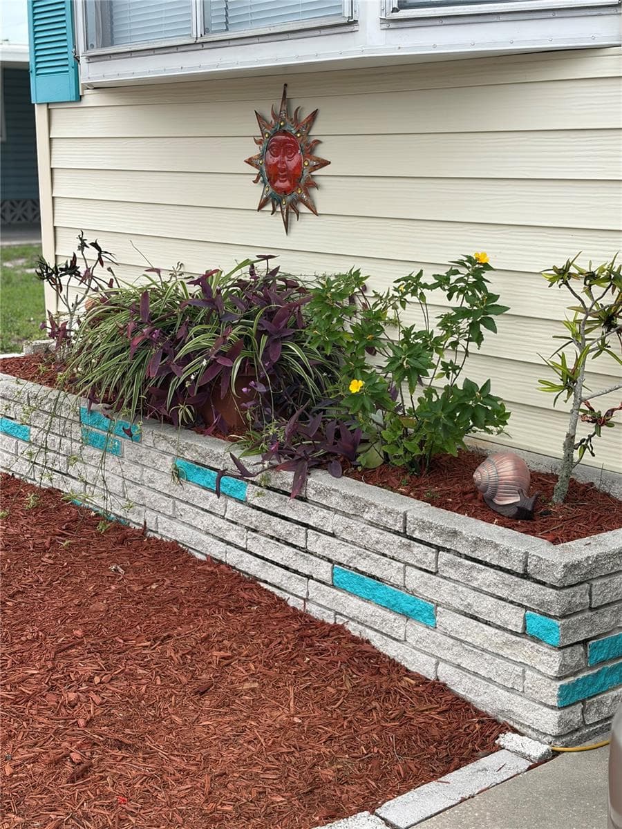 Beautiful landscaping around home - 723 ROMA RD, VENICE