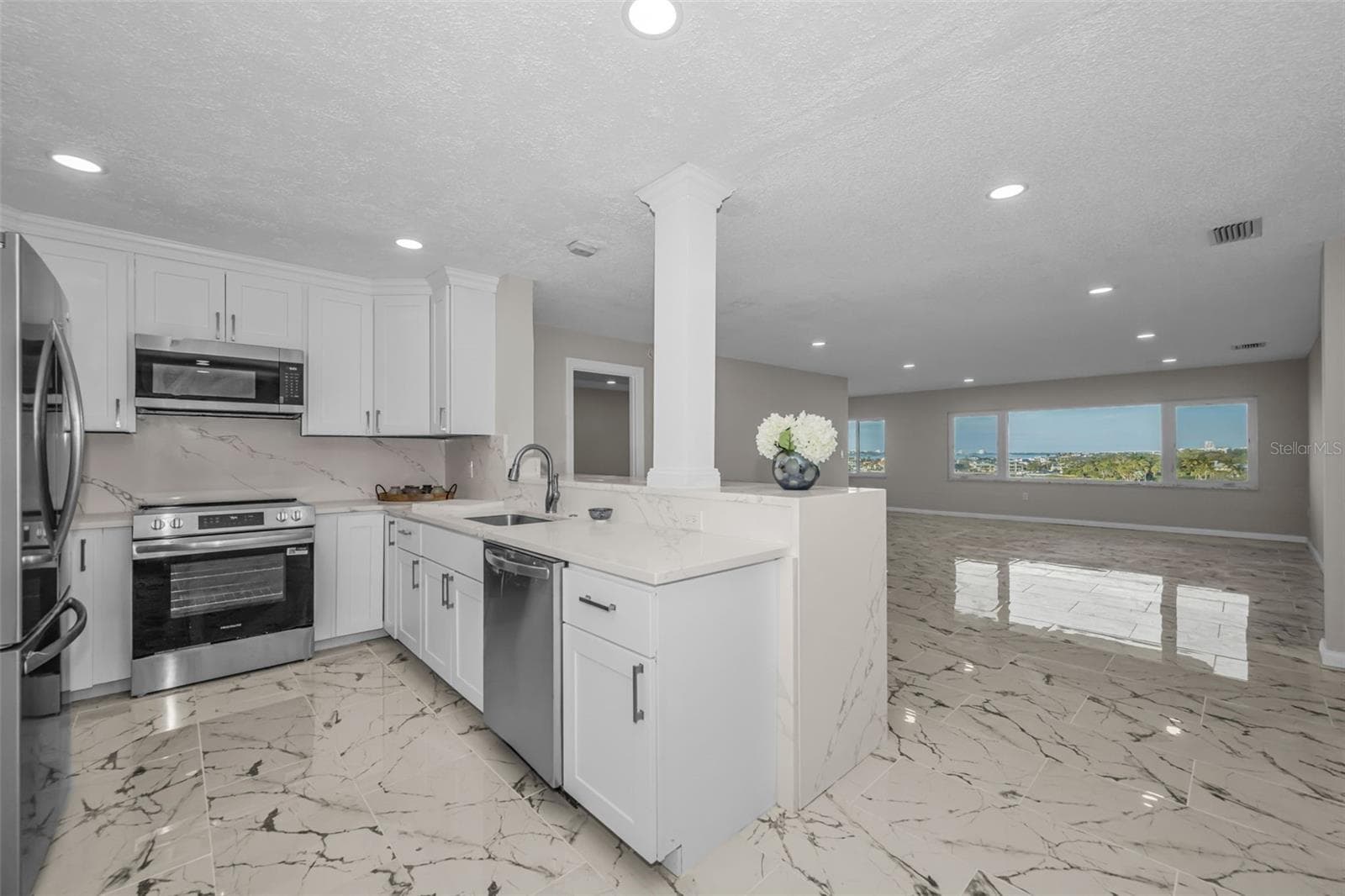 Open plan kitchen/dining - 100 BLUFF VIEW DR #604C, BELLEAIR BLUFFS