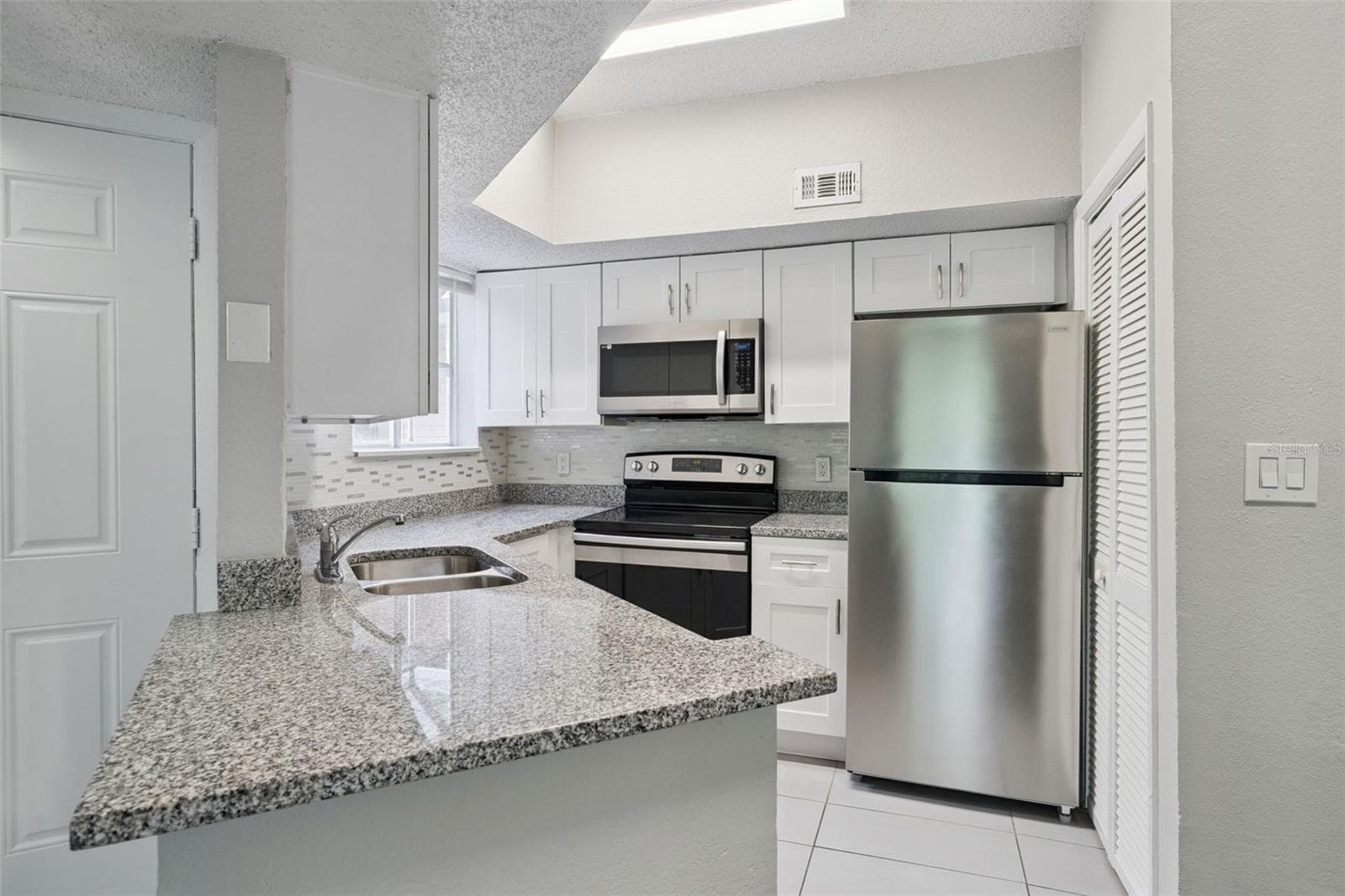 Condominium at 1948 LAKE ATRIUMS CIR #124, ORLANDO, photo 5 of 27