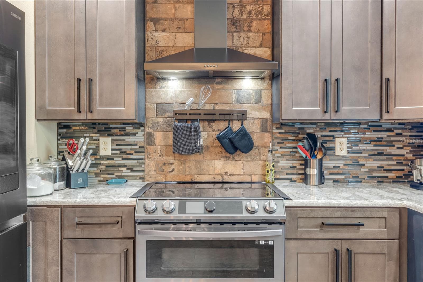 DOUBLE OVEN, BACKSPLASH AND REAL HOOD - 1167 OHIO ST, DE LEON SPRINGS