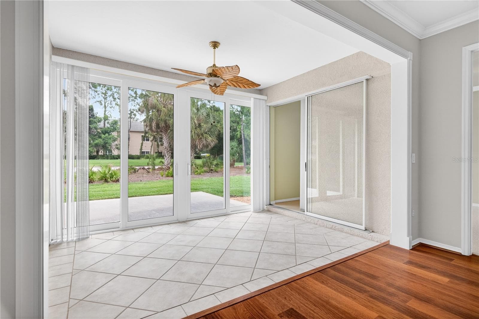Year round lanai extensa living room and open to outdoor patio - 6948 STONEYWALK CT, BRADENTON