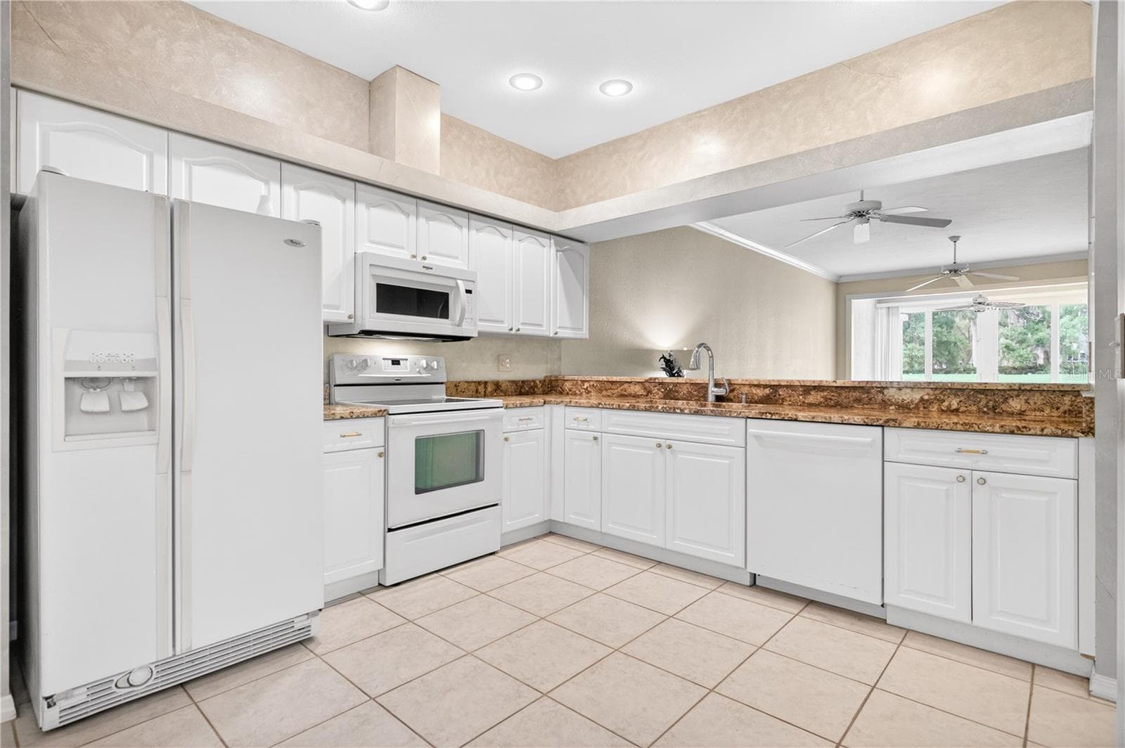 Kitchen is bright and open to main living spaces - 6948 STONEYWALK CT, BRADENTON