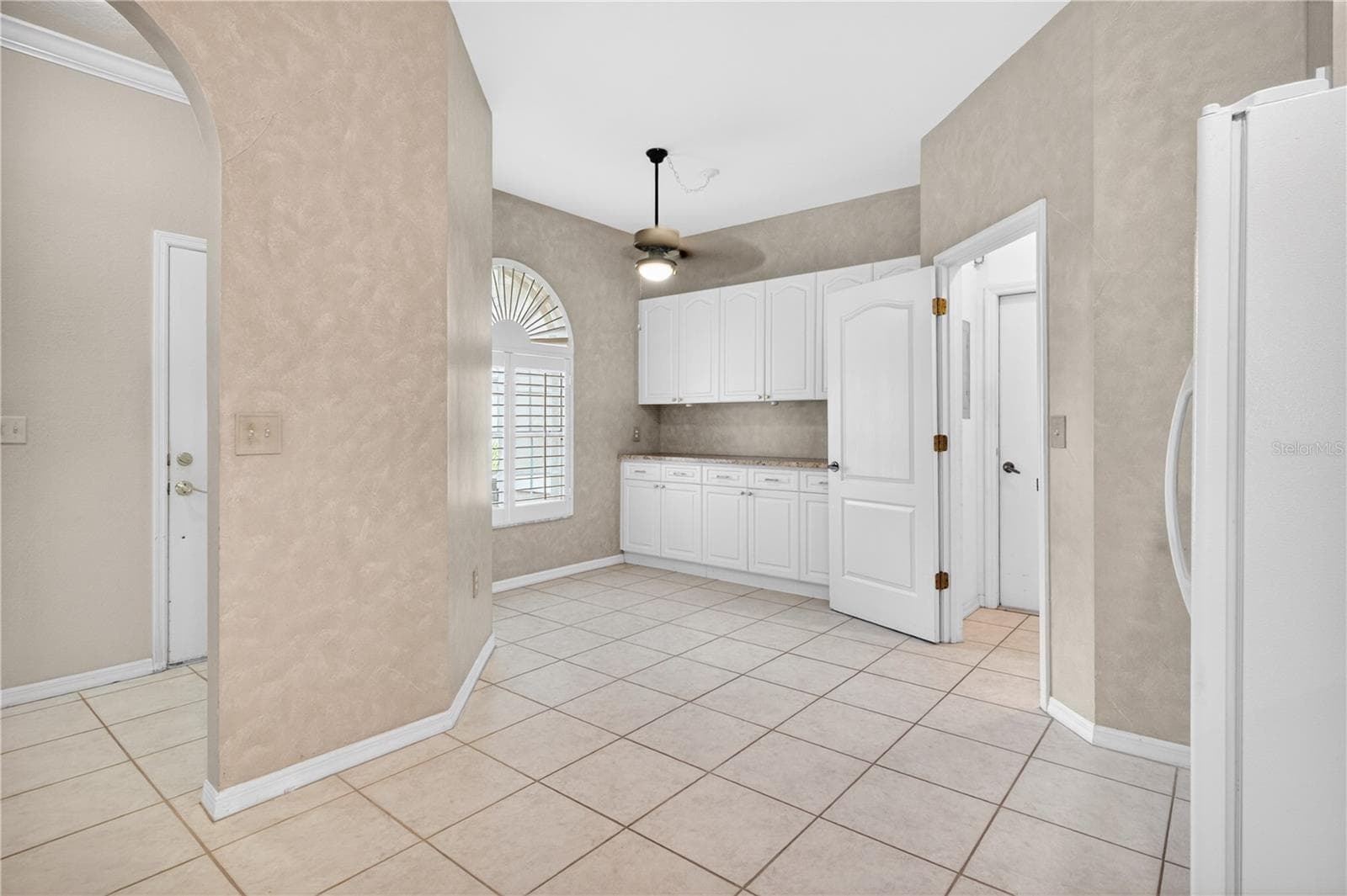 Breakfast nook and additional storage and coffee bar in kitchen - 6948 STONEYWALK CT, BRADENTON