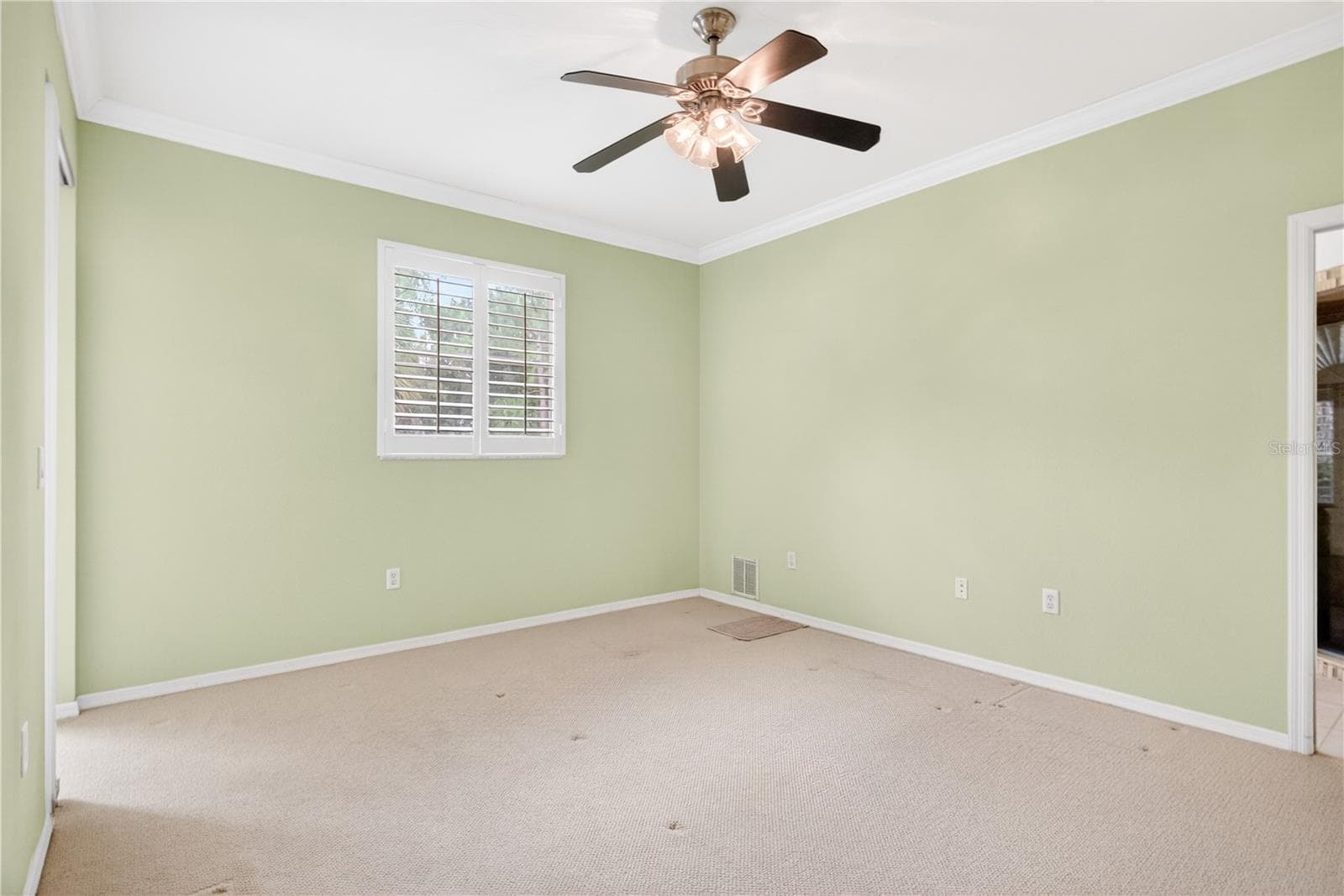 Primary bedroom large enough to host king bed, end tables, and additional furniture - 6948 STONEYWALK CT, BRADENTON
