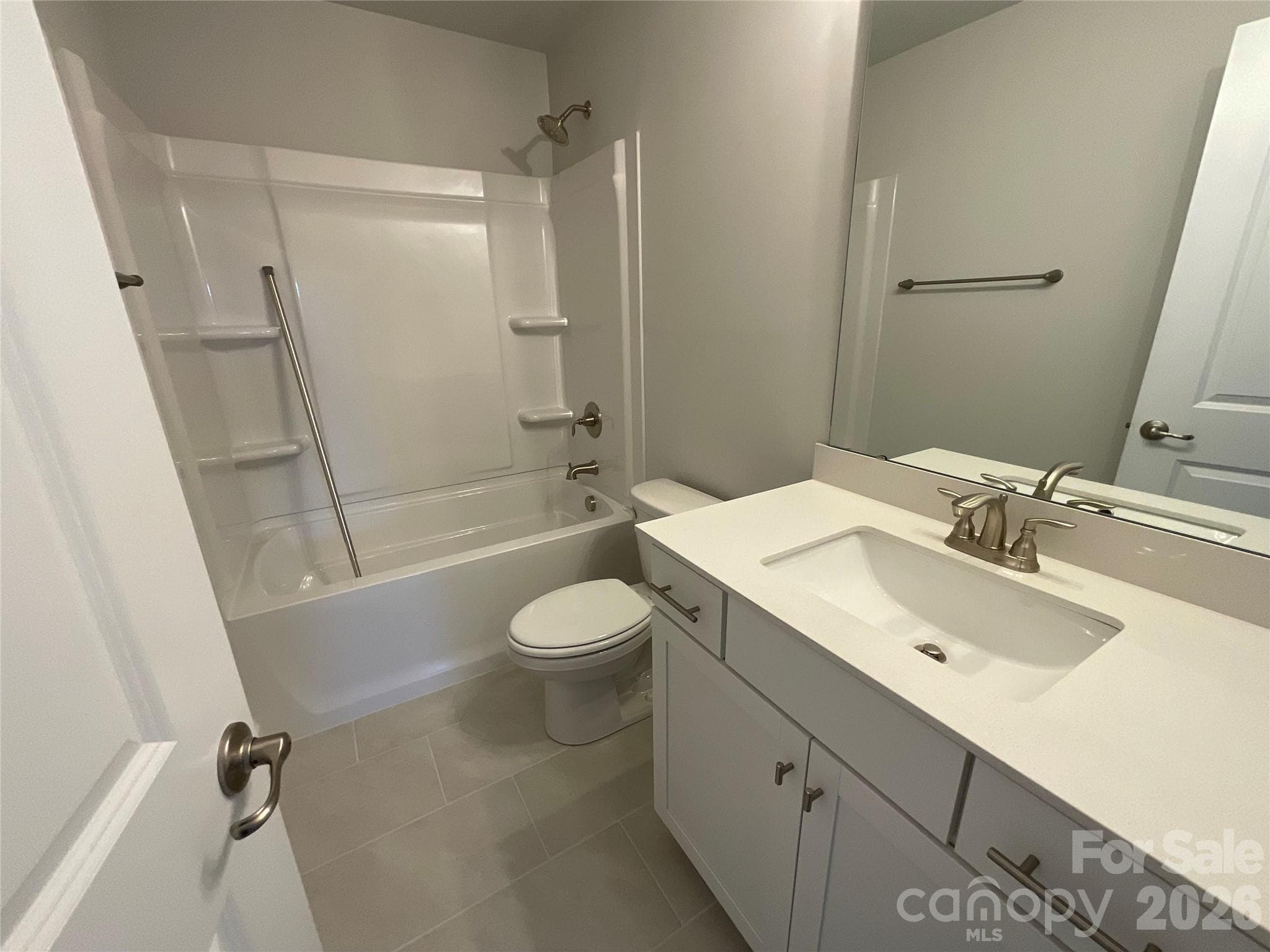Hallway bathroom - 1558 Autumn Lane, York