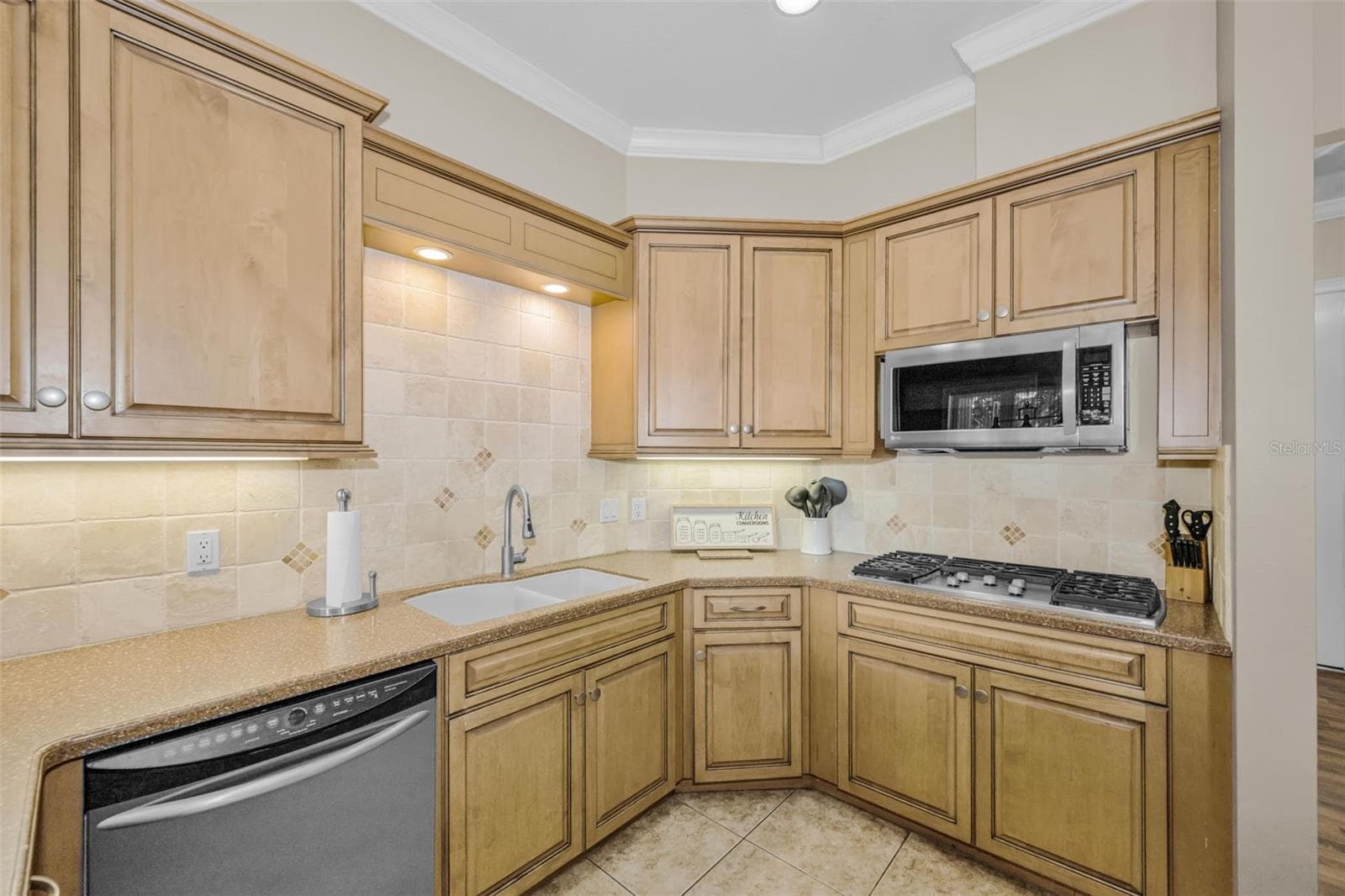 BEAUTIFUL TILE BACKSPLASH - 1888 BUGLE LN, CLEARWATER