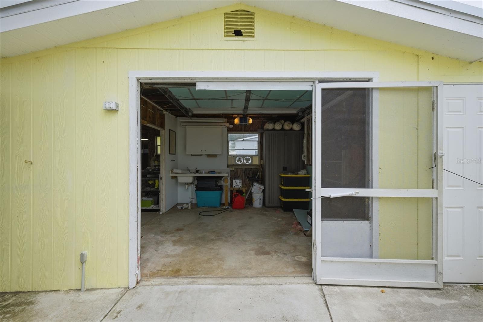 Manufactured Home at 1056 BLUE HERON LN, MOORE HAVEN, photo 9 of 32