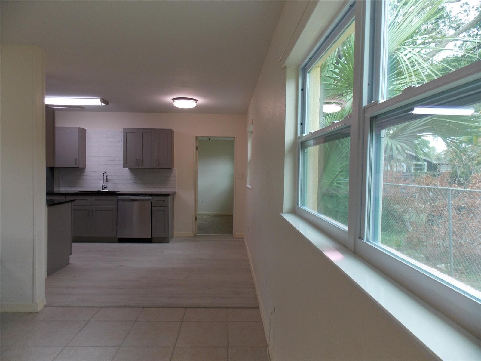 Family Room looking into kitchen eat-in area. - 1669 35TH ST, SARASOTA