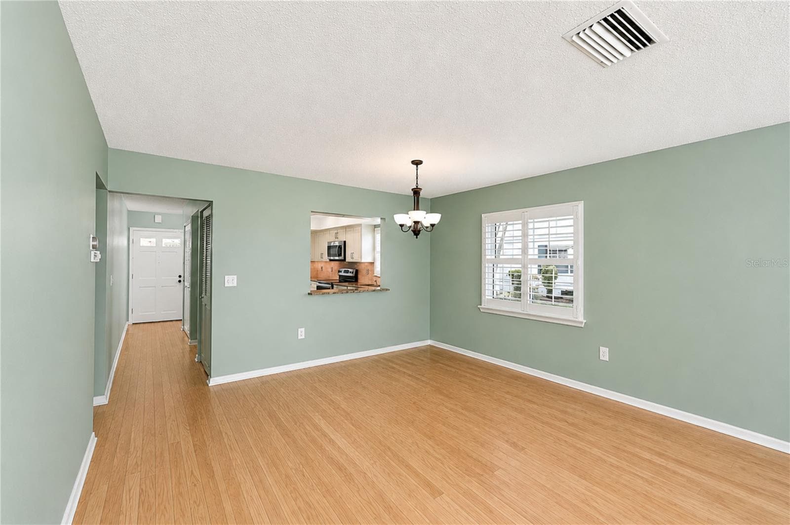 Living through to kitchen - 9425 ANDOVER CIR, BRADENTON