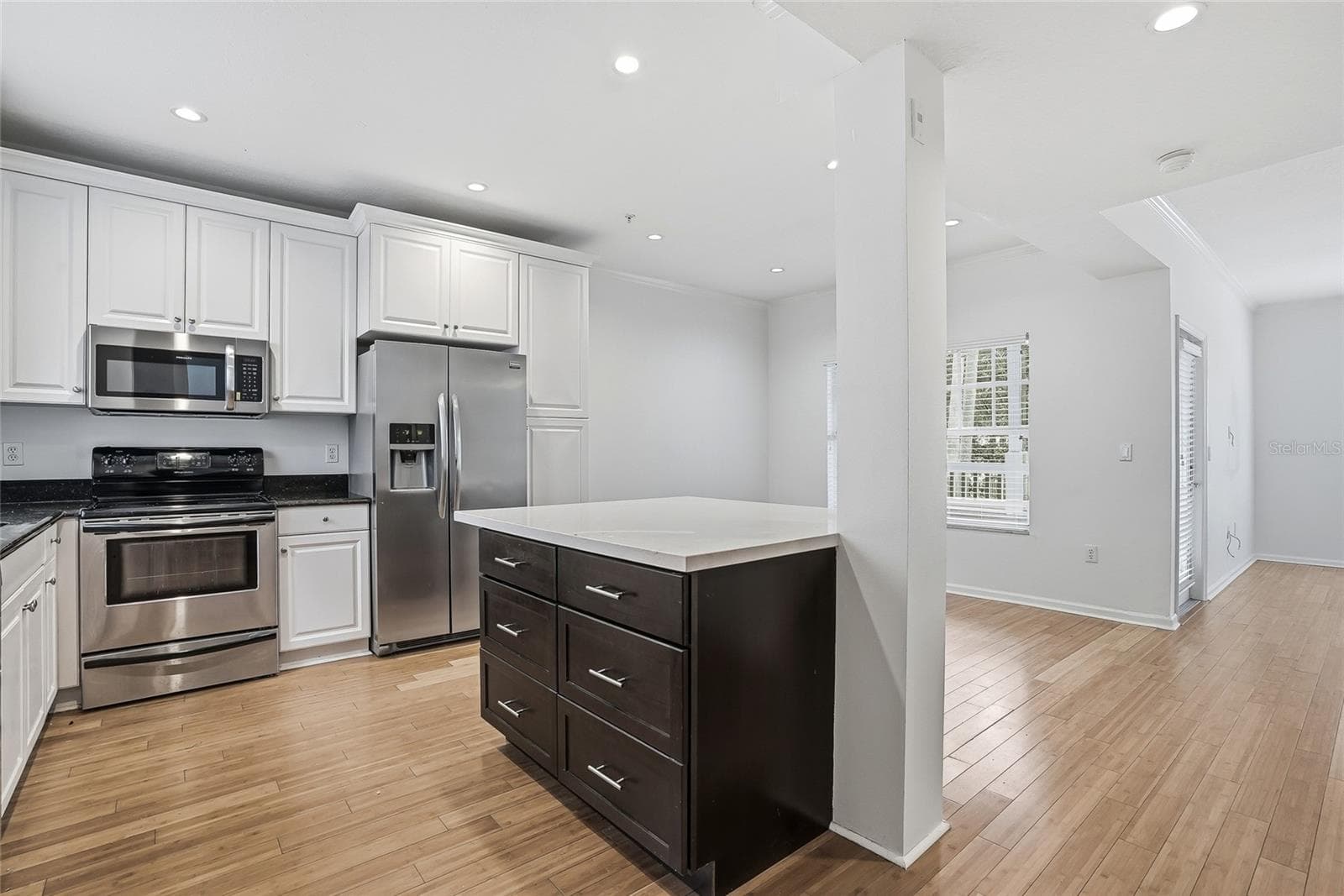 Kitchen, Open Floor plan to the dining area and living area - 809 S OREGON AVE #B, TAMPA