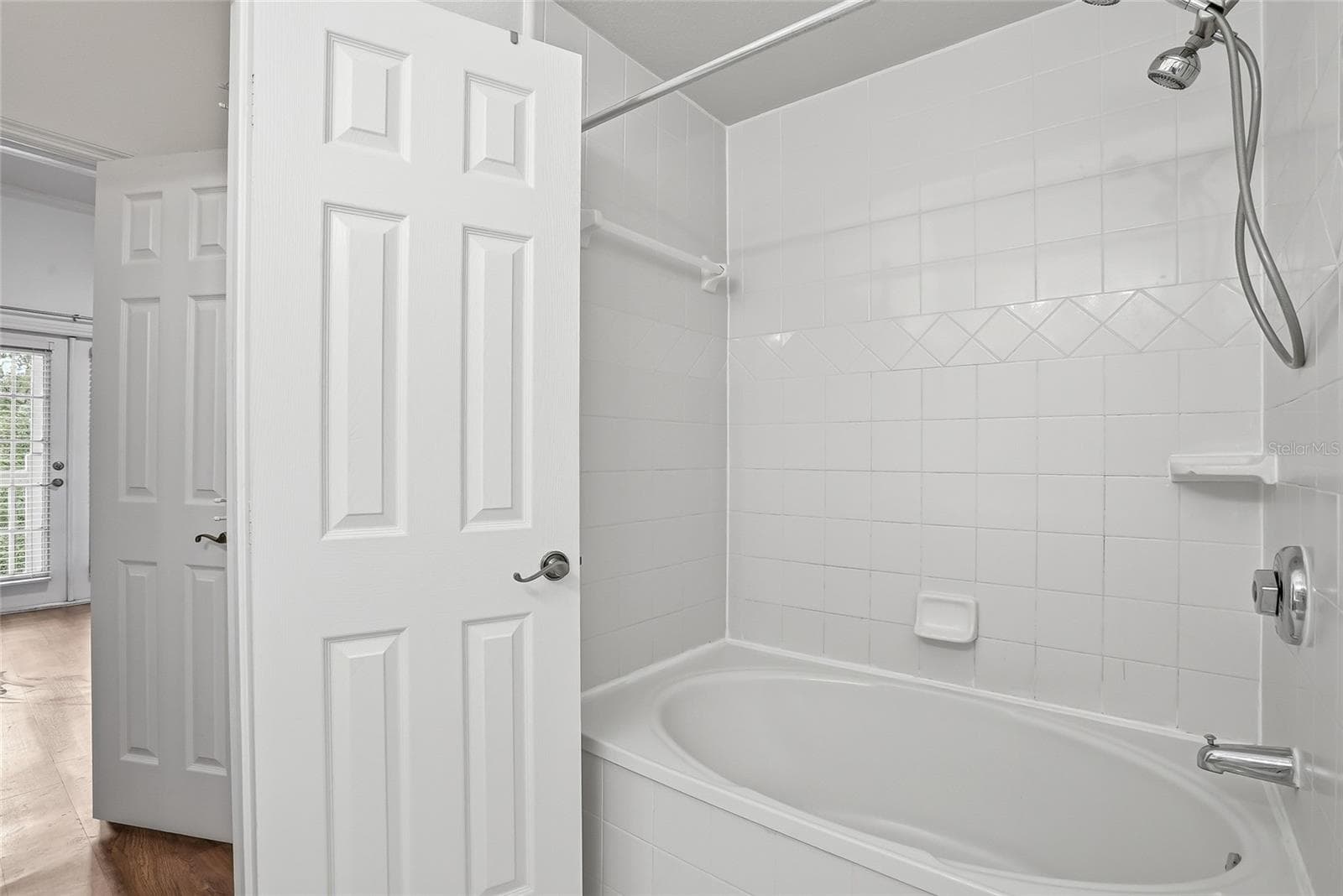 primary bathroom with a soaker tub - 809 S OREGON AVE #B, TAMPA