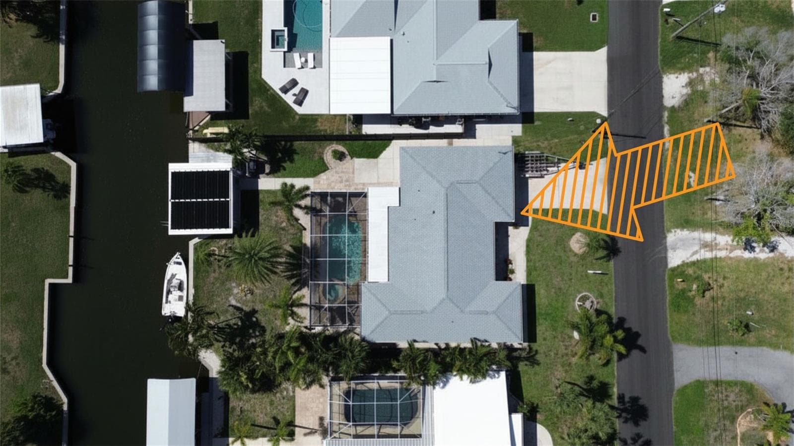 Overview of home showing wide deep canal - 1433 LEMON BAY DR, ENGLEWOOD