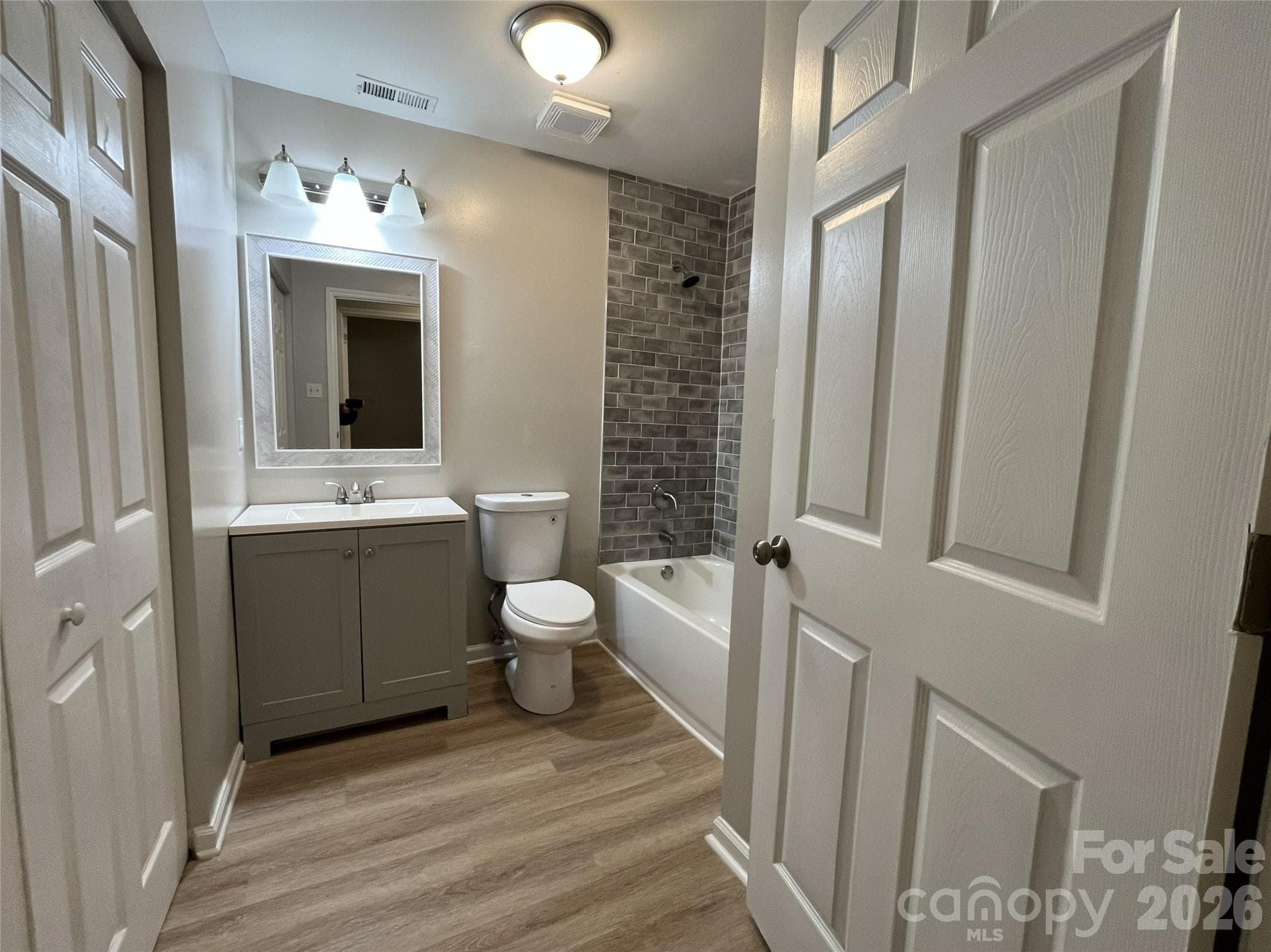 Single Family Residence at 5830 Stone Bluff Court, Charlotte, photo 9 of 17
