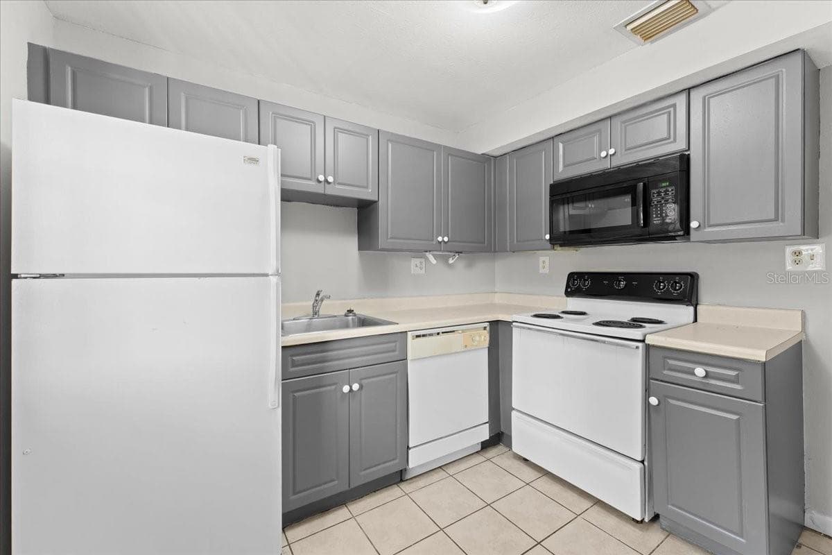 Condominium at 12407 OAK CEDAR PL #202, TAMPA, photo 8 of 25