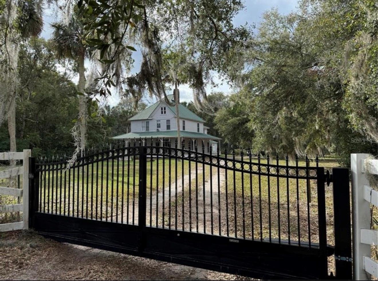 Entry gate - 110 N VOLUSIA AVE, PIERSON