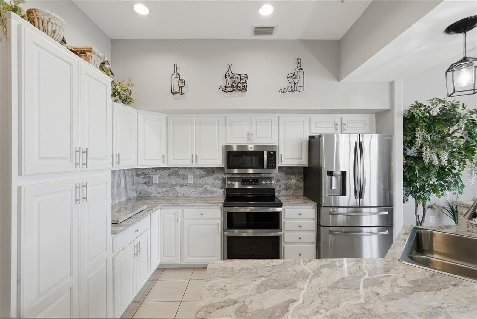 Kitchen with an oversized quartz island - 200 BRIGHTWATER DR #10, CLEARWATER BEACH