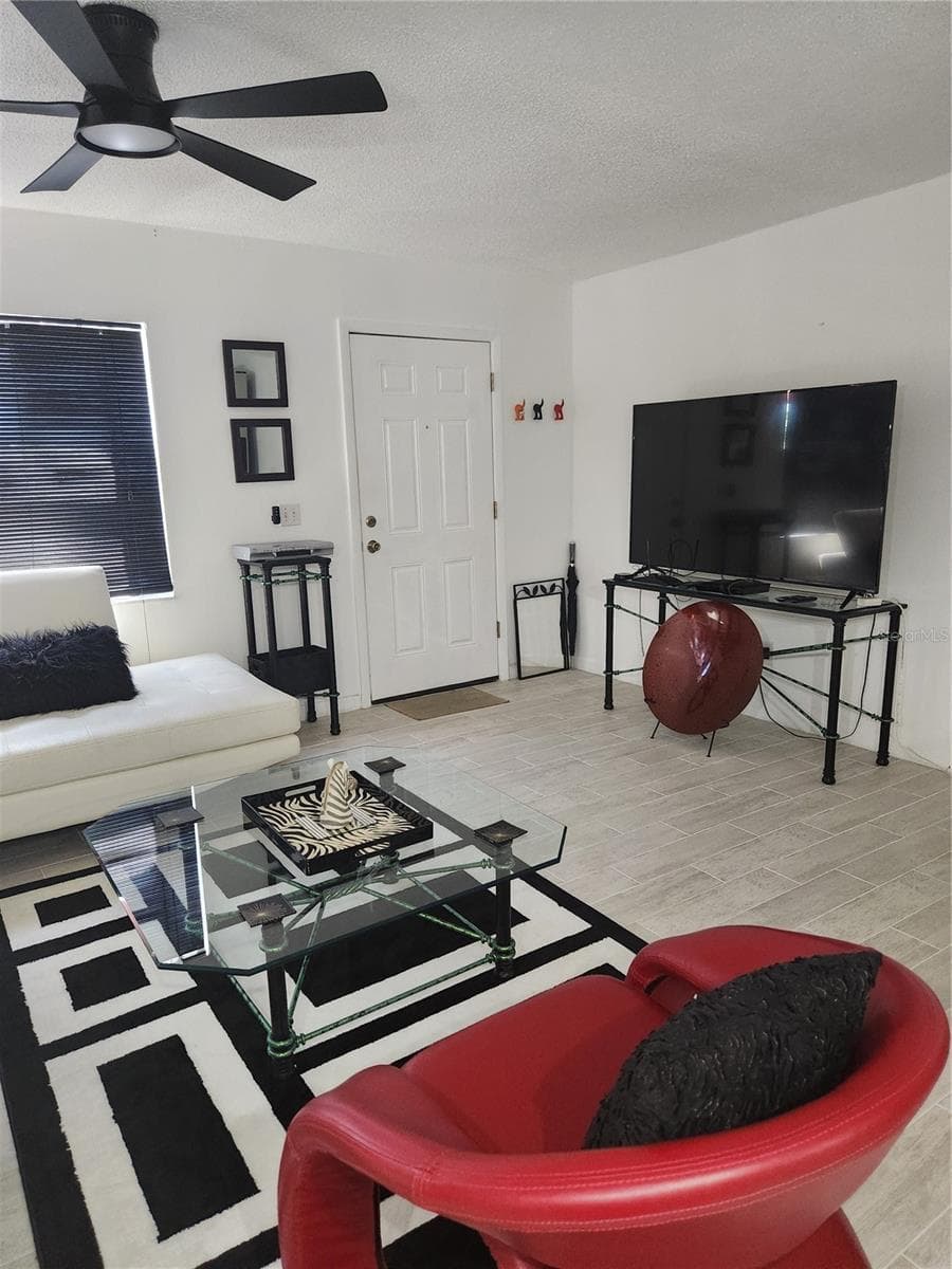 Spacious one bedroom with newer fixtures, windows. Freshly painted & new tile floors. - 9101 W HILLSBOROUGH AVE #I209, TAMPA