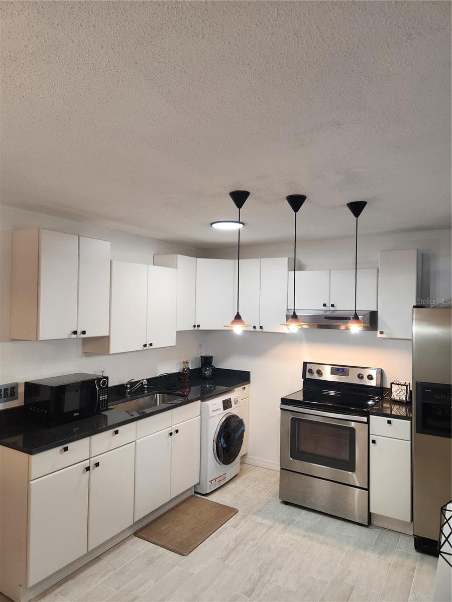 Open concept white modern kitchen cabinets - 9101 W HILLSBOROUGH AVE #I209, TAMPA