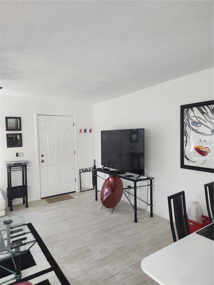 Freshly painted & New tile floors - 9101 W HILLSBOROUGH AVE #I209, TAMPA