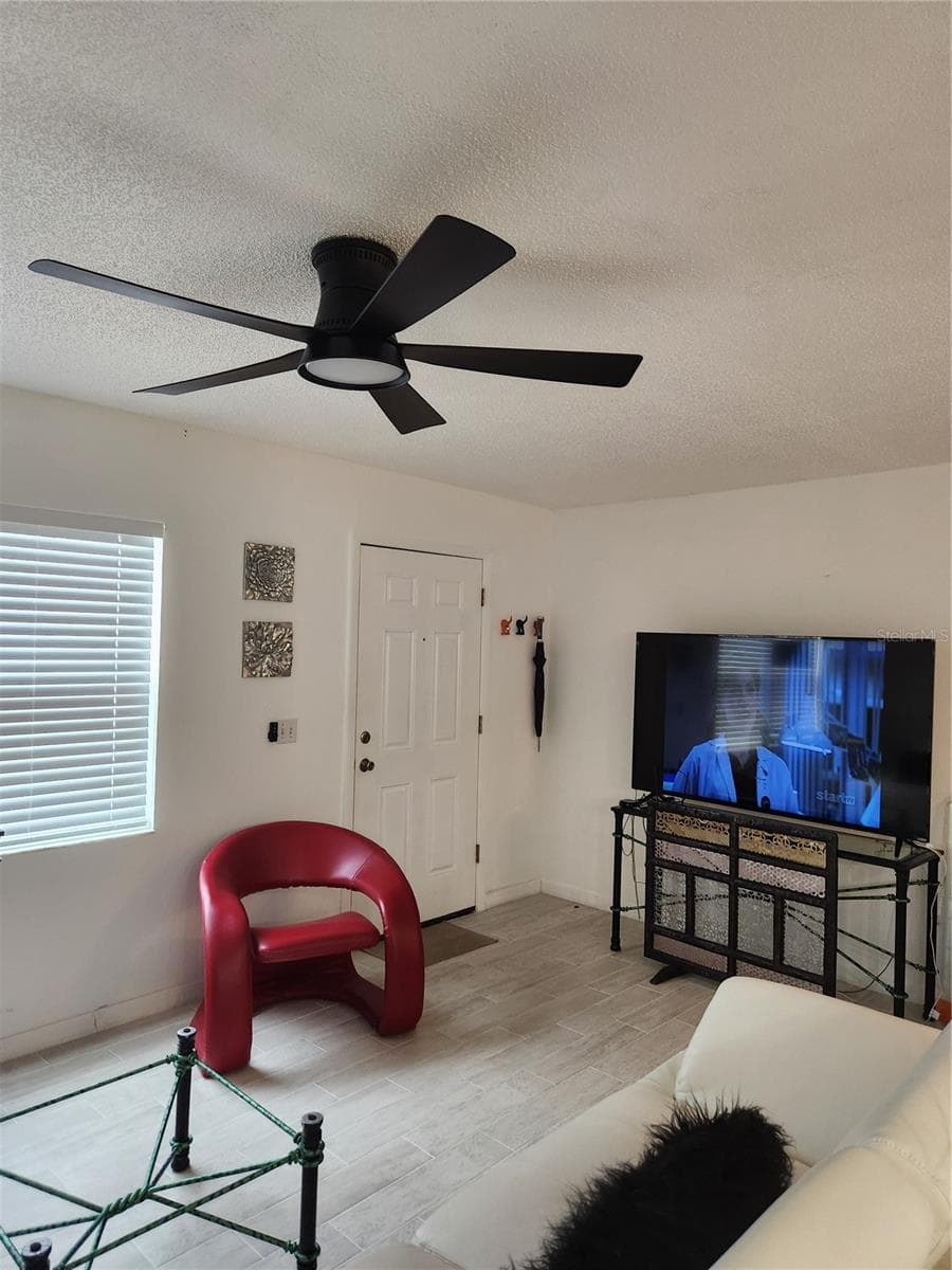 New floors, newer windows & fixtures. - 9101 W HILLSBOROUGH AVE #I209, TAMPA