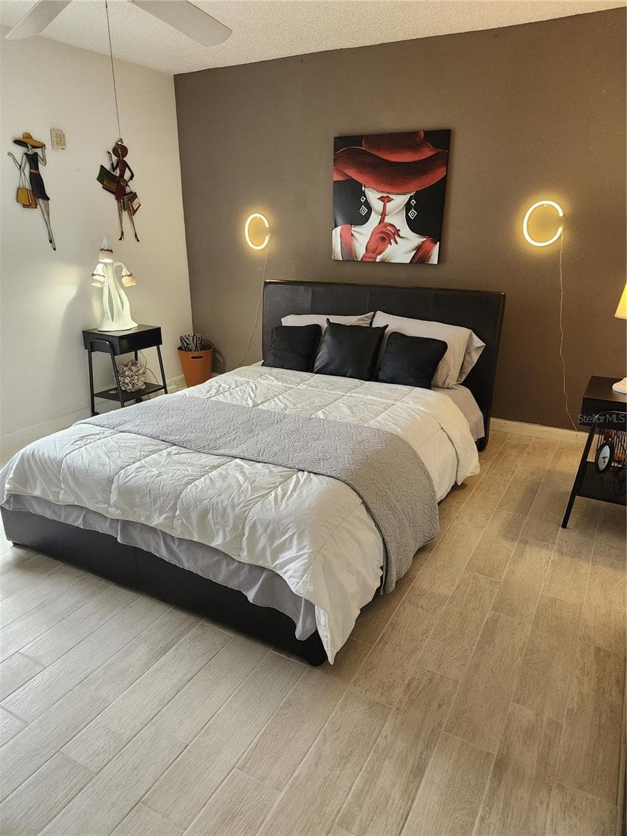 Spacious bedroom with new tile floors - 9101 W HILLSBOROUGH AVE #I209, TAMPA
