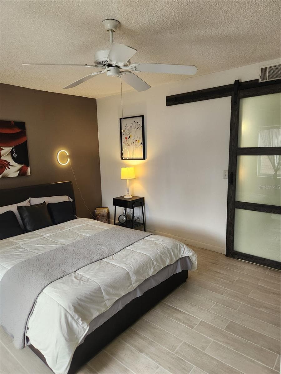 Spacious bedroom - 9101 W HILLSBOROUGH AVE #I209, TAMPA