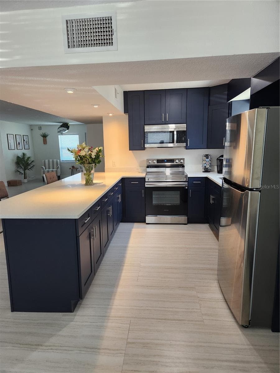 Clubhouse kitchen - 9101 W HILLSBOROUGH AVE #I209, TAMPA
