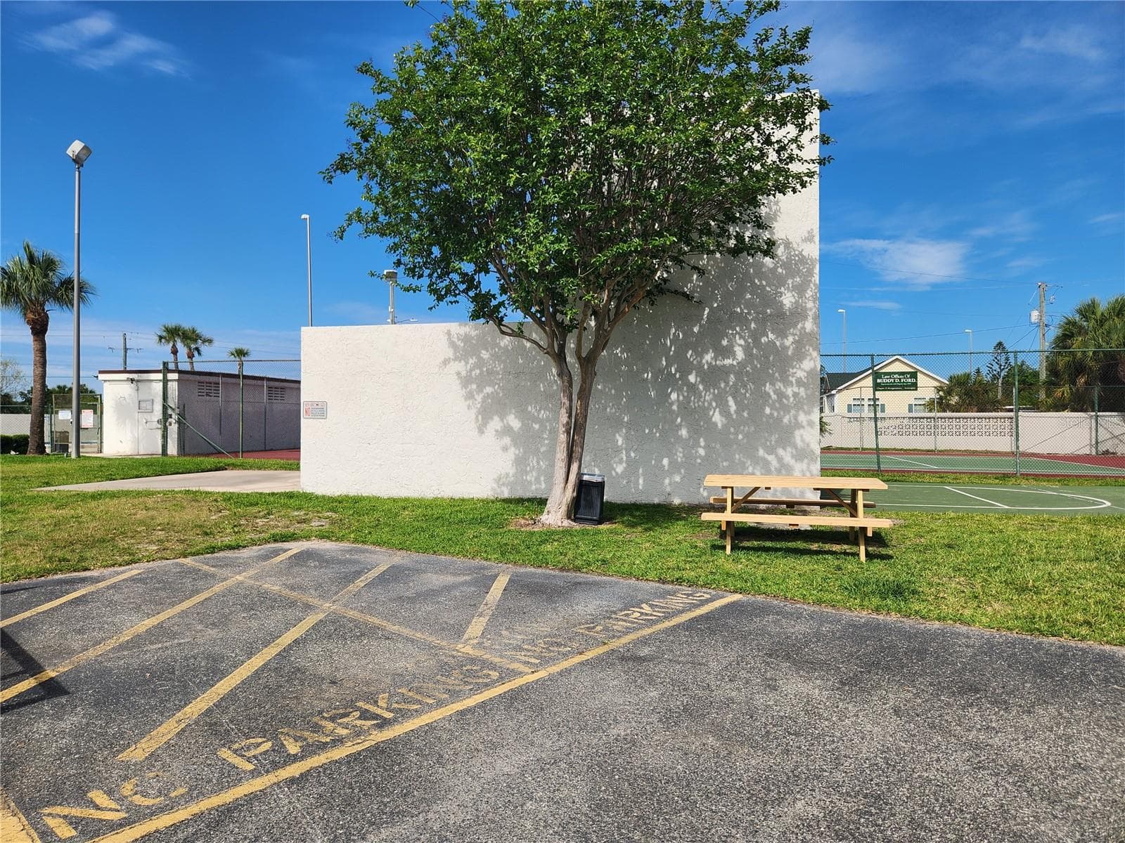 Hand Ball, Picnic & Guest Parking - 9101 W HILLSBOROUGH AVE #I209, TAMPA