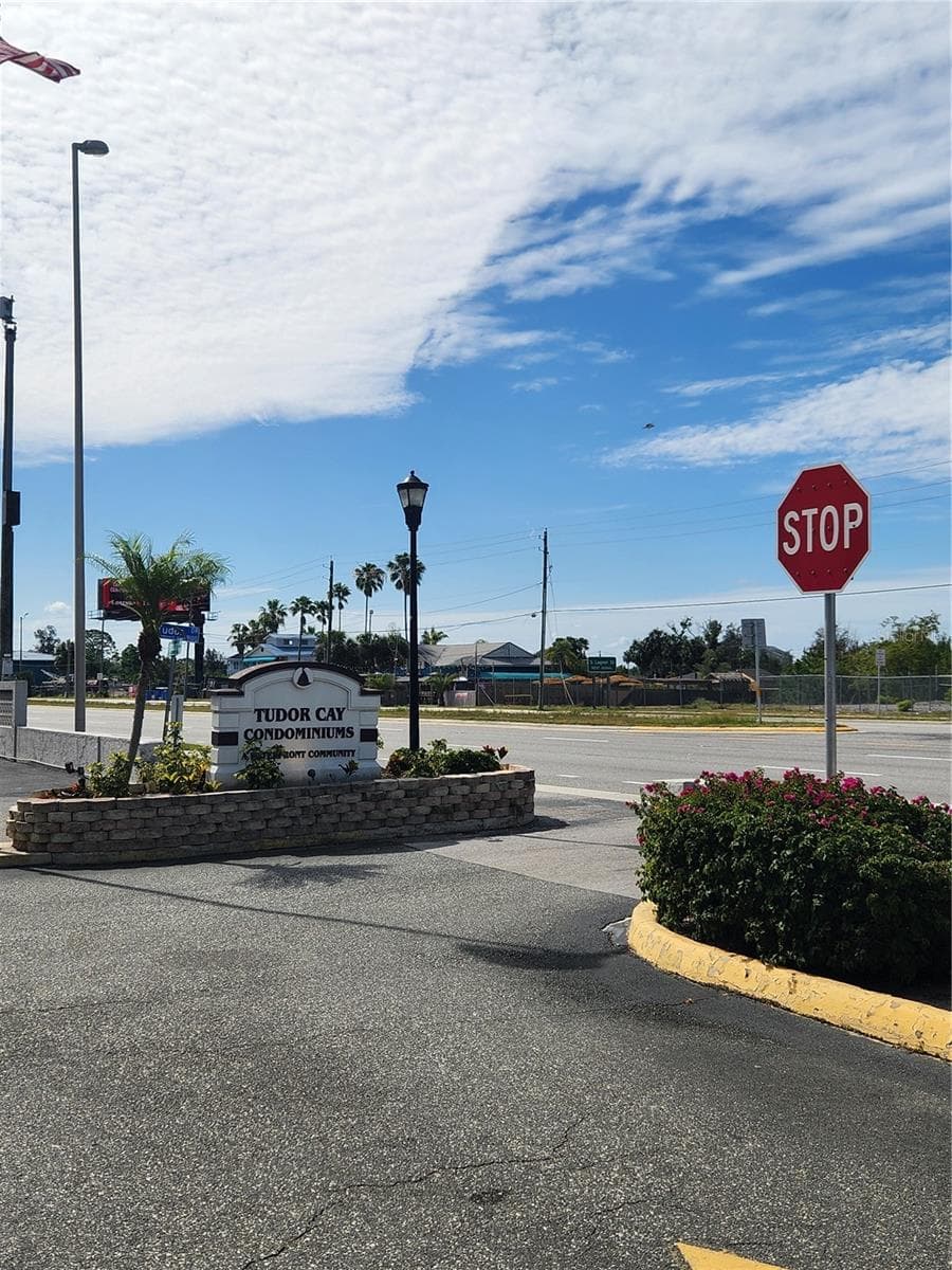 Tudor Cay Exit on Hillsborough Ave - 9101 W HILLSBOROUGH AVE #I209, TAMPA