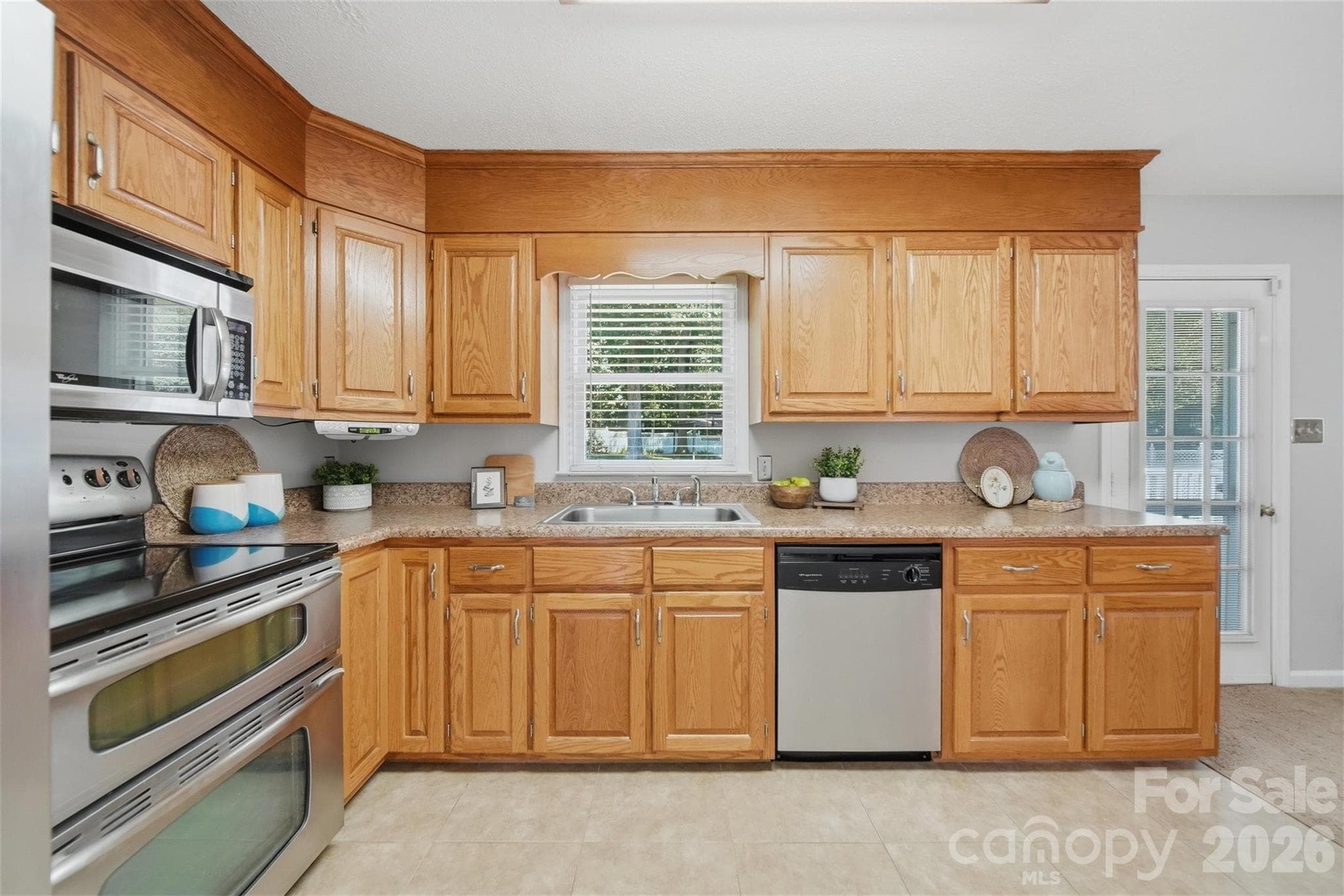 Single Family Residence at 1948 Twin Ponds Drive, Hickory, photo 12 of 48