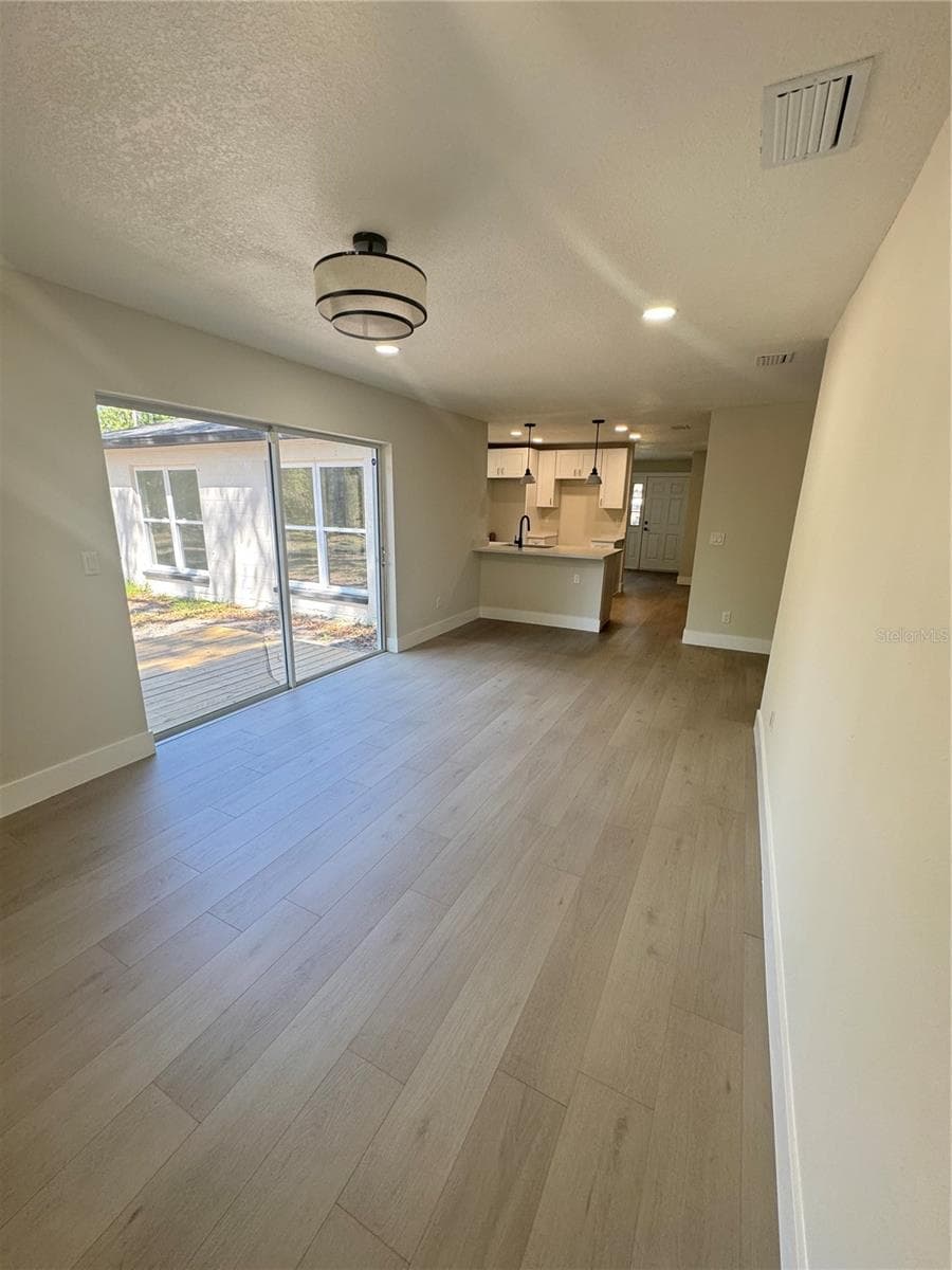 Family room with view to the kitchen - 4405 COCONUT COVE PL, VALRICO