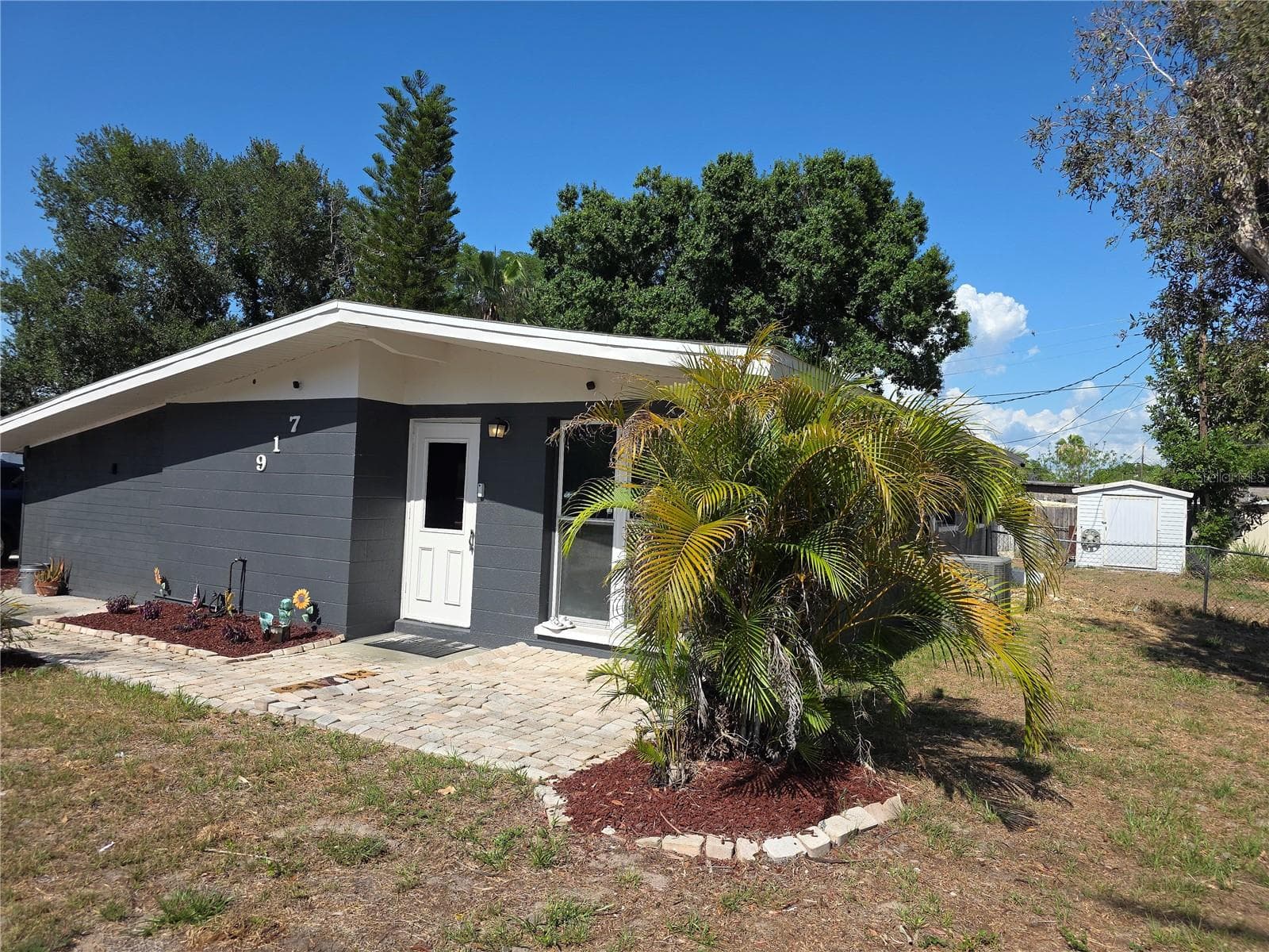 Single Family Residence at 917 27TH ST E, BRADENTON, photo 2 of 9