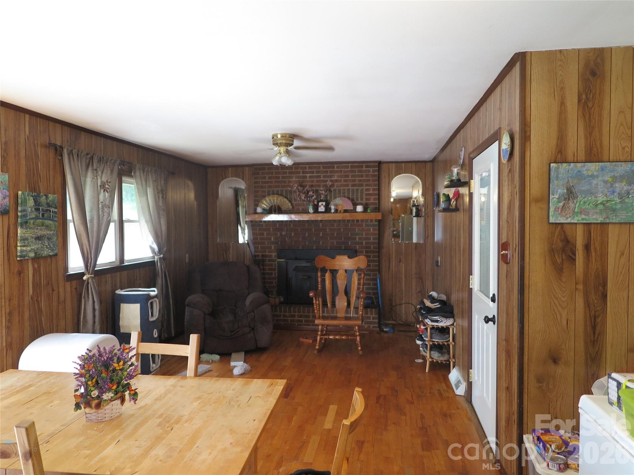 Single Family Residence at 112 Glenn Oaks Drive, Lawndale, photo 10 of 25