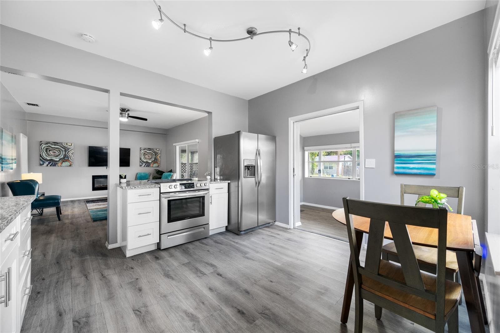 Modern kitchen with granite counters & breakfast bar - 5044 BETTY ST N, ST PETERSBURG
