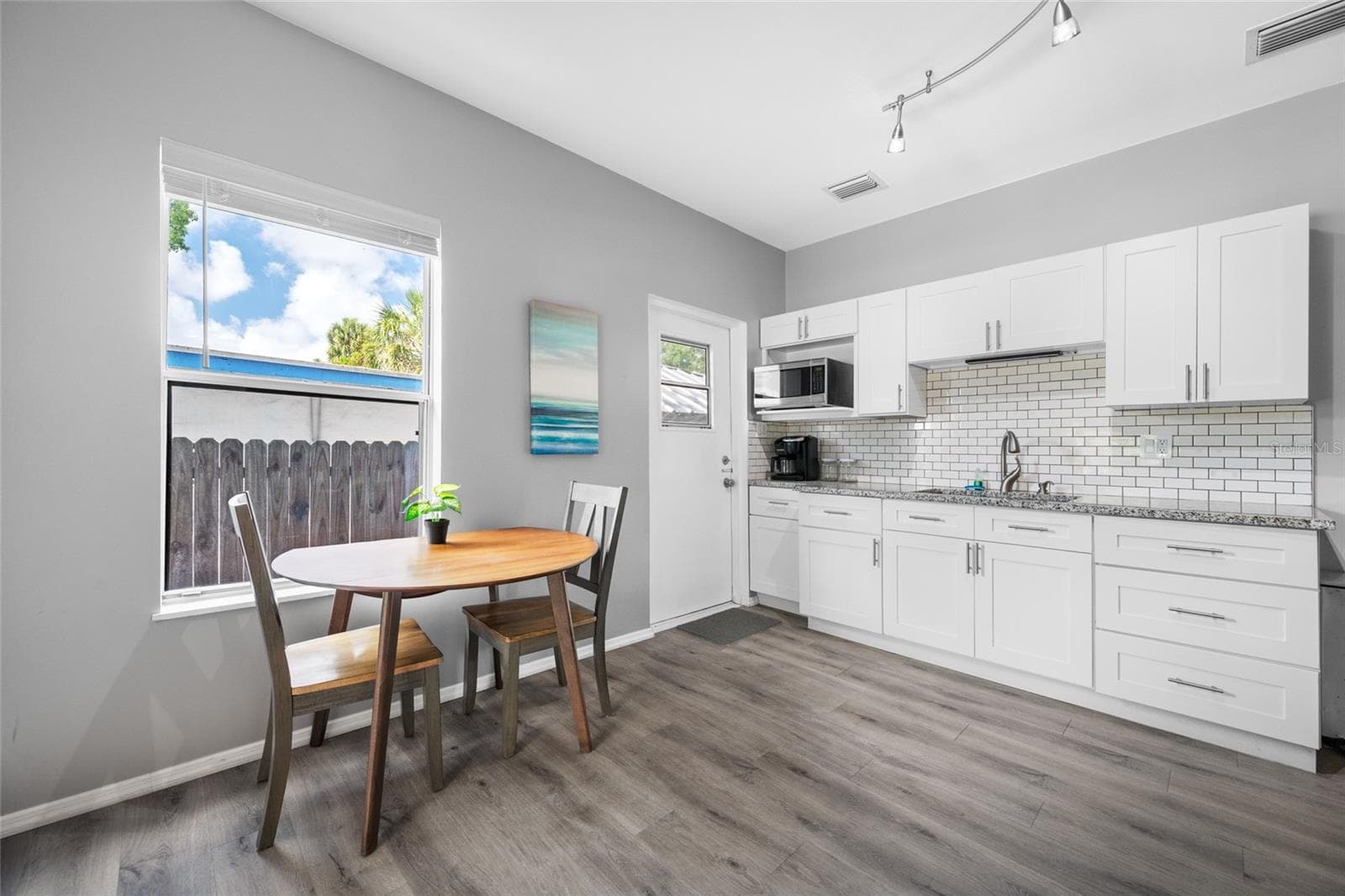 Modern kitchen with granite counters & breakfast bar - 5044 BETTY ST N, ST PETERSBURG