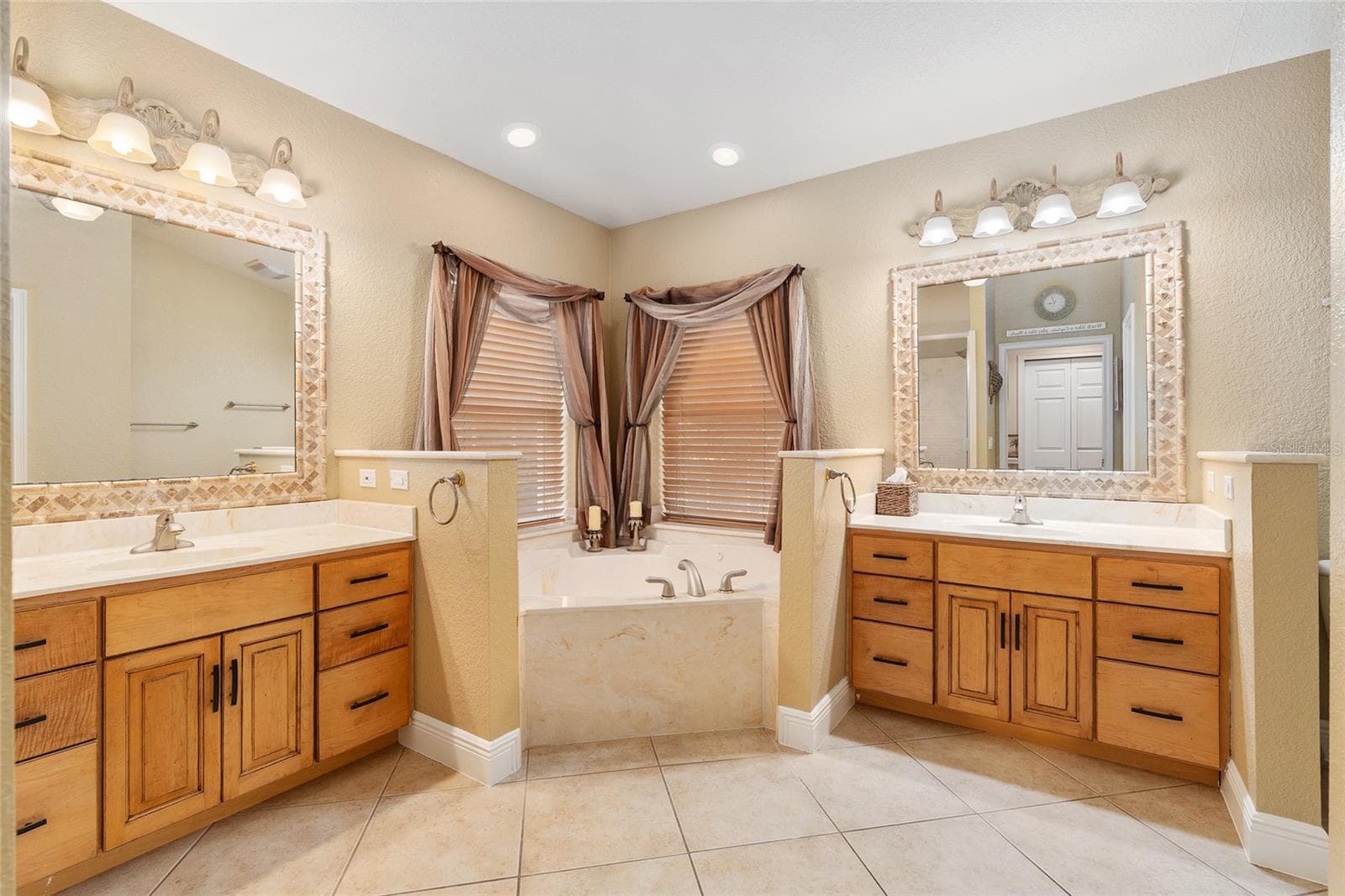 Dual vanities with jetted soaker tub - 29 SE OCALE WAY, SUMMERFIELD