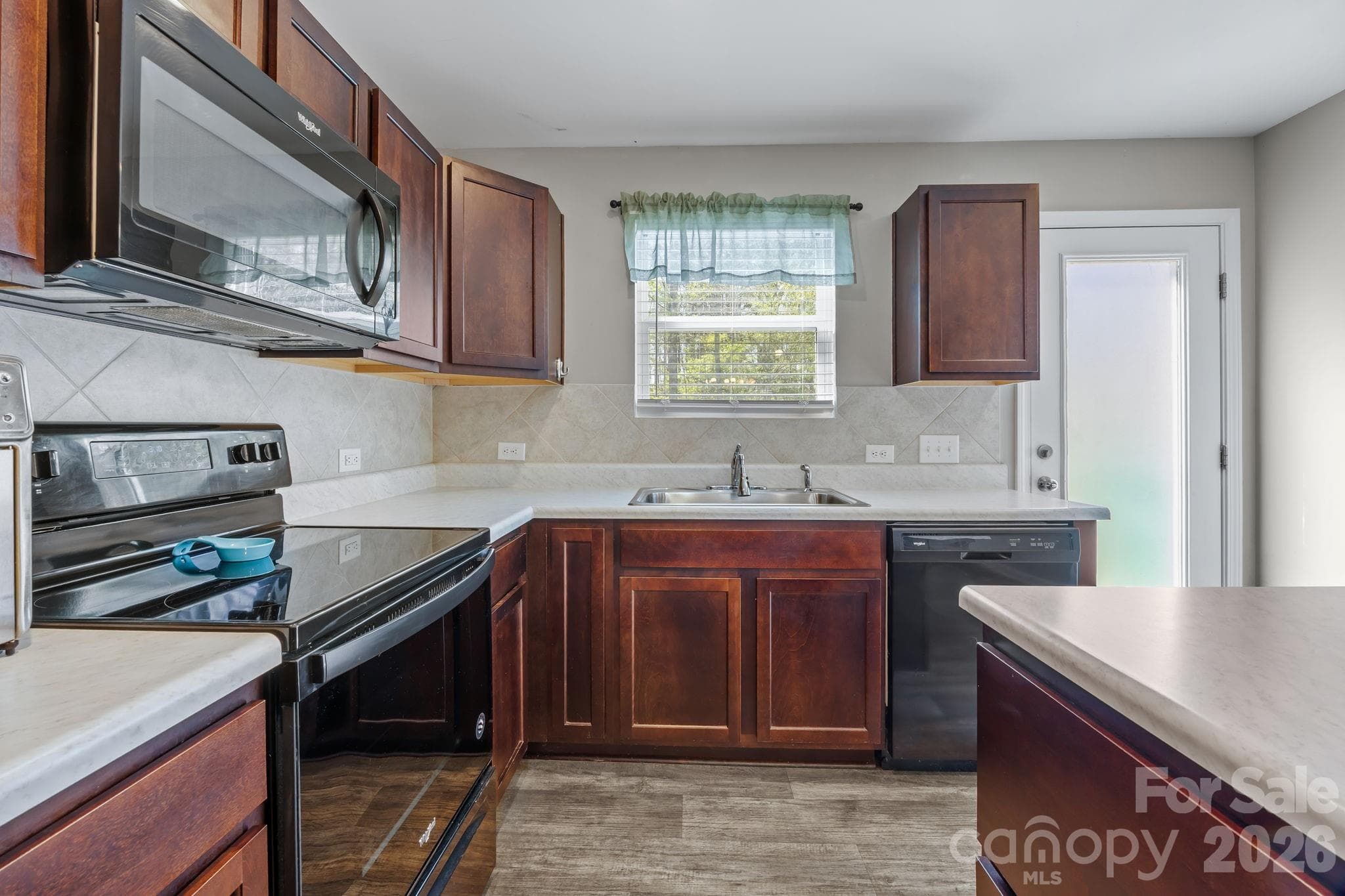 Bright and airy kitchen overlooking the backyard - 813 Yorkshire Drive, Albemarle