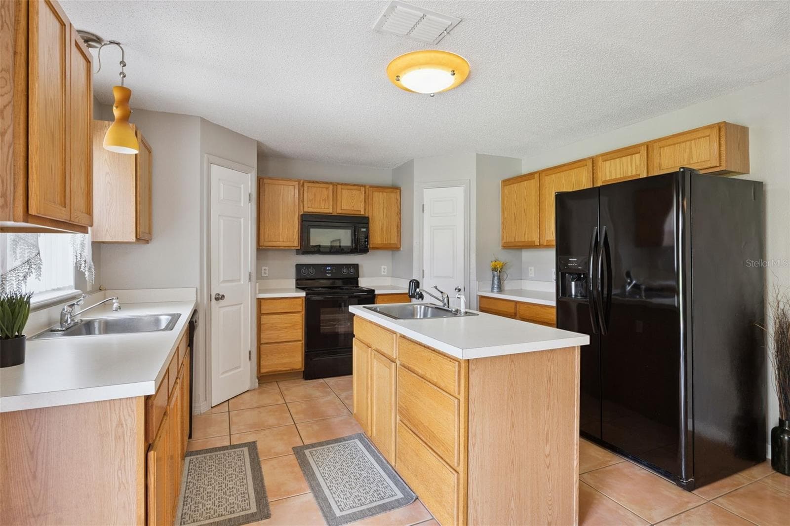 Kitchen with two pantries and two seperate sinks - 670 BROWN BEAR CT, ST CLOUD