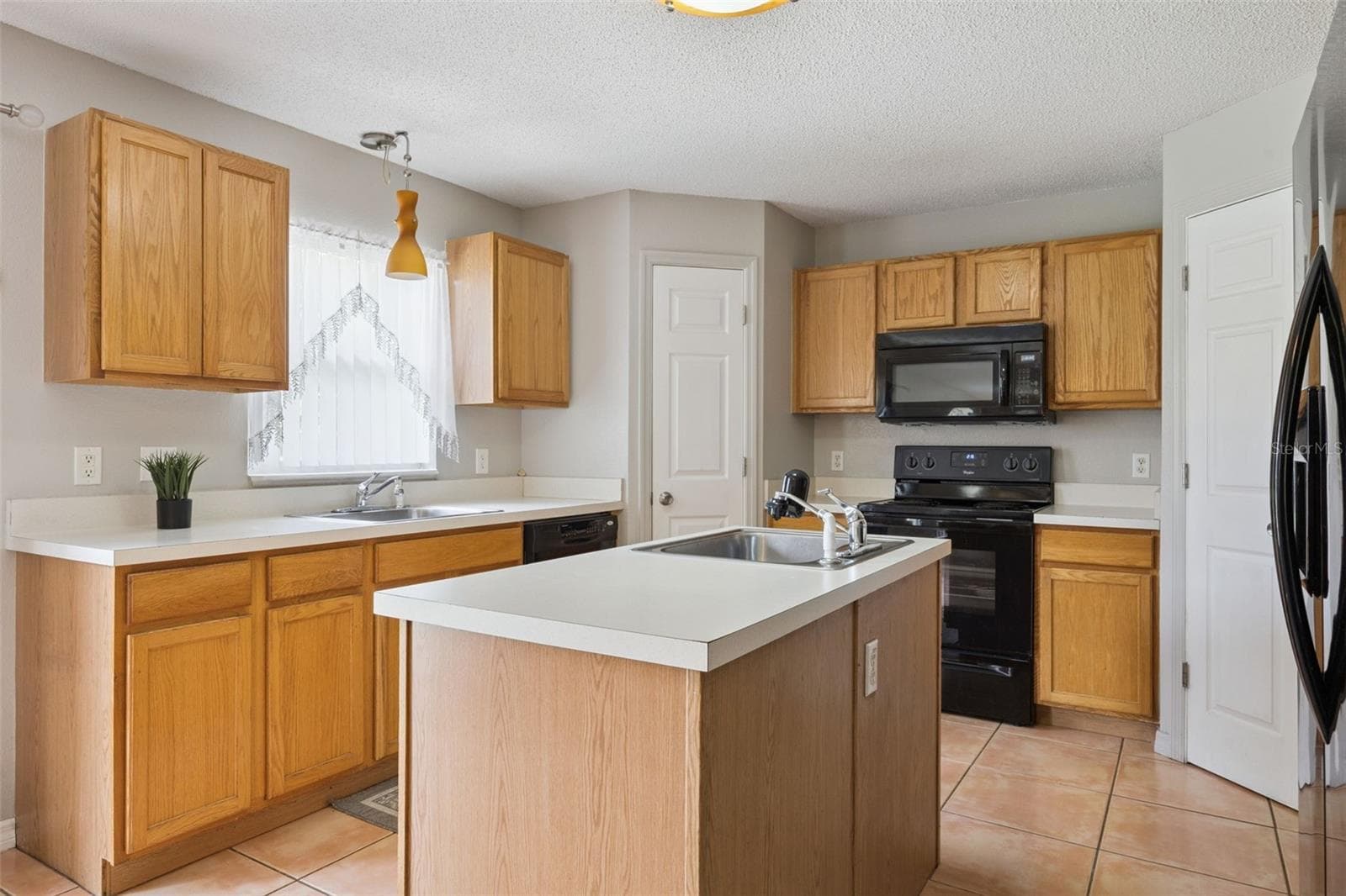 Kitchen with two pantries and two seperate sinks - 670 BROWN BEAR CT, ST CLOUD