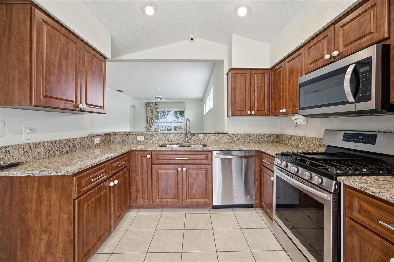 Kitchen with open bar counter - 4905 KELSO ST, LEESBURG