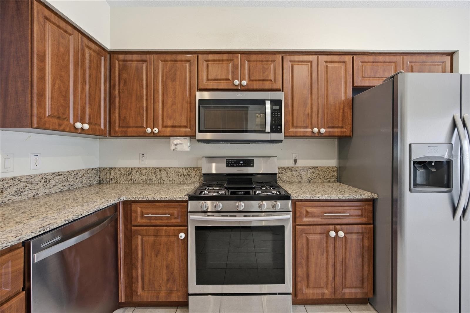Granite counters AND golf ball knobs! - 4905 KELSO ST, LEESBURG
