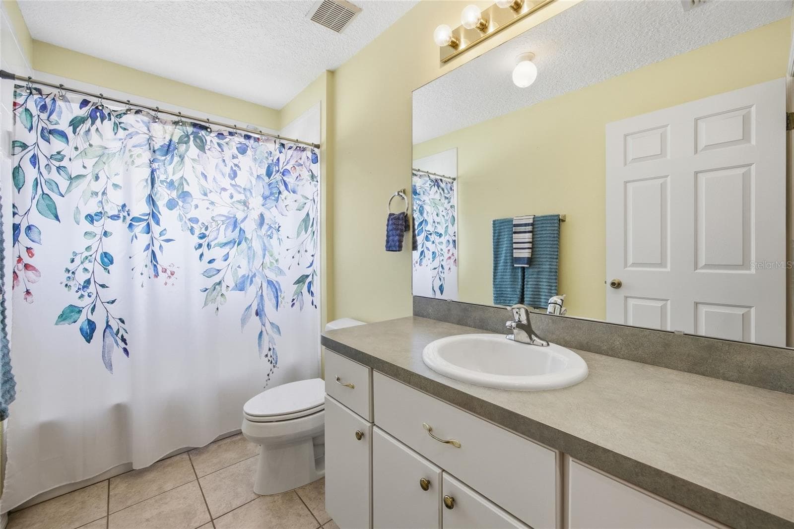 Guest bathroom - 4905 KELSO ST, LEESBURG